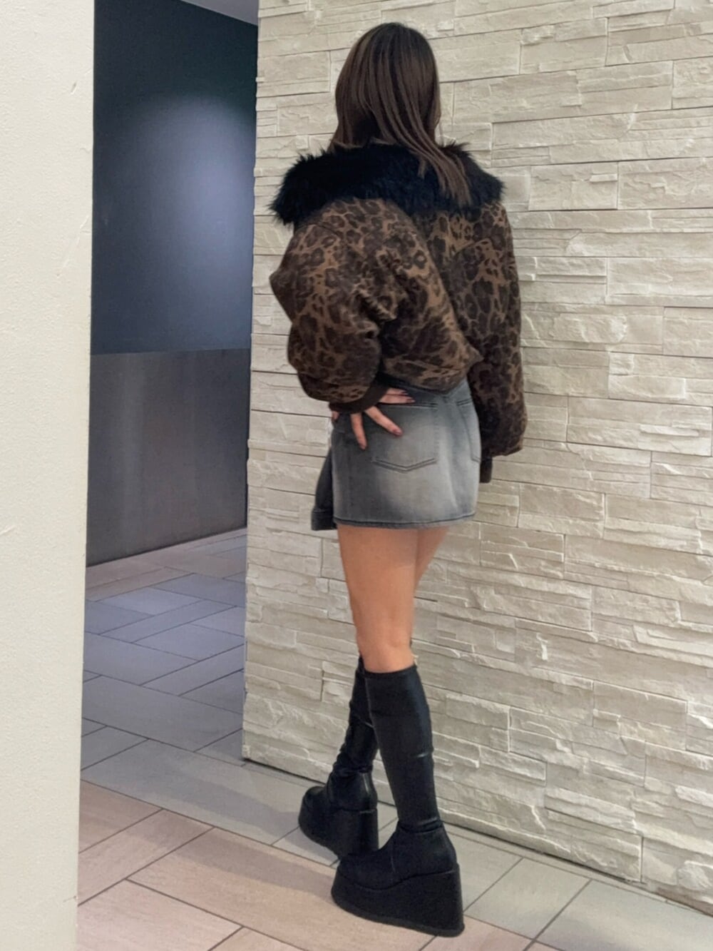 その他のブルゾン、ブラック系のデニムスカート、ブラック系のブーツを着用したレディースの秋コーディネートの2枚目の写真