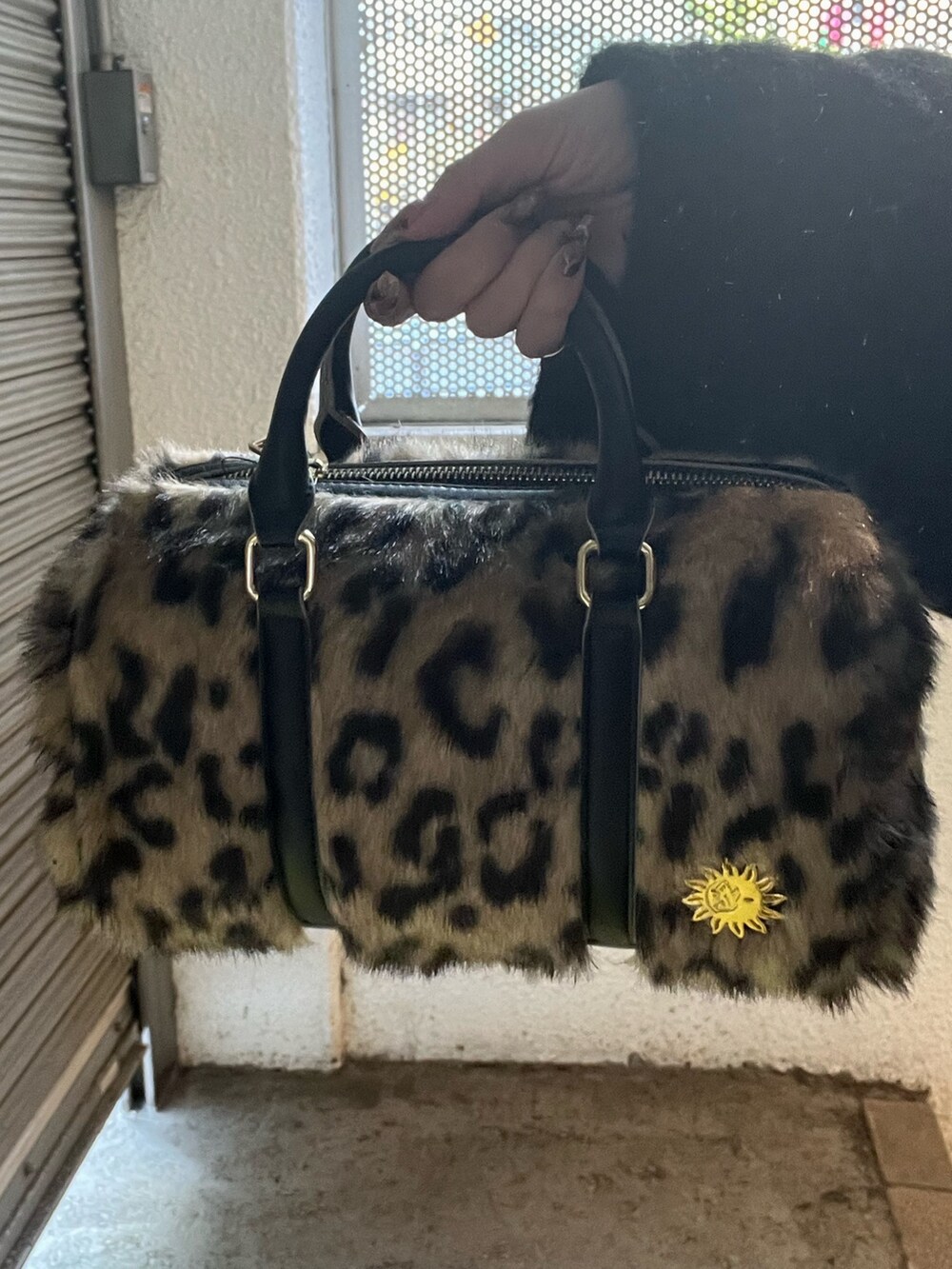 ブラック系のチェスターコート、ブラック系のつなぎ/オールインワン、ブラック系のブーツを着用したレディースの冬コーディネートの9枚目の写真