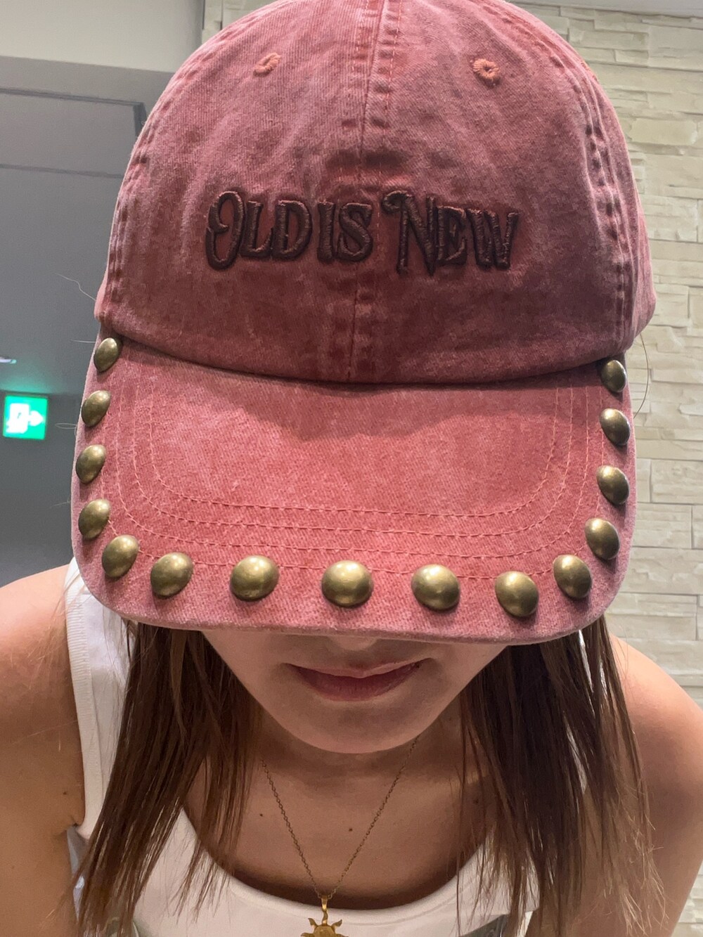 ホワイト系のタンクトップ、ブラック系のハンドバッグ、その他のその他パンツを着用したレディースの夏コーディネートの7枚目の写真