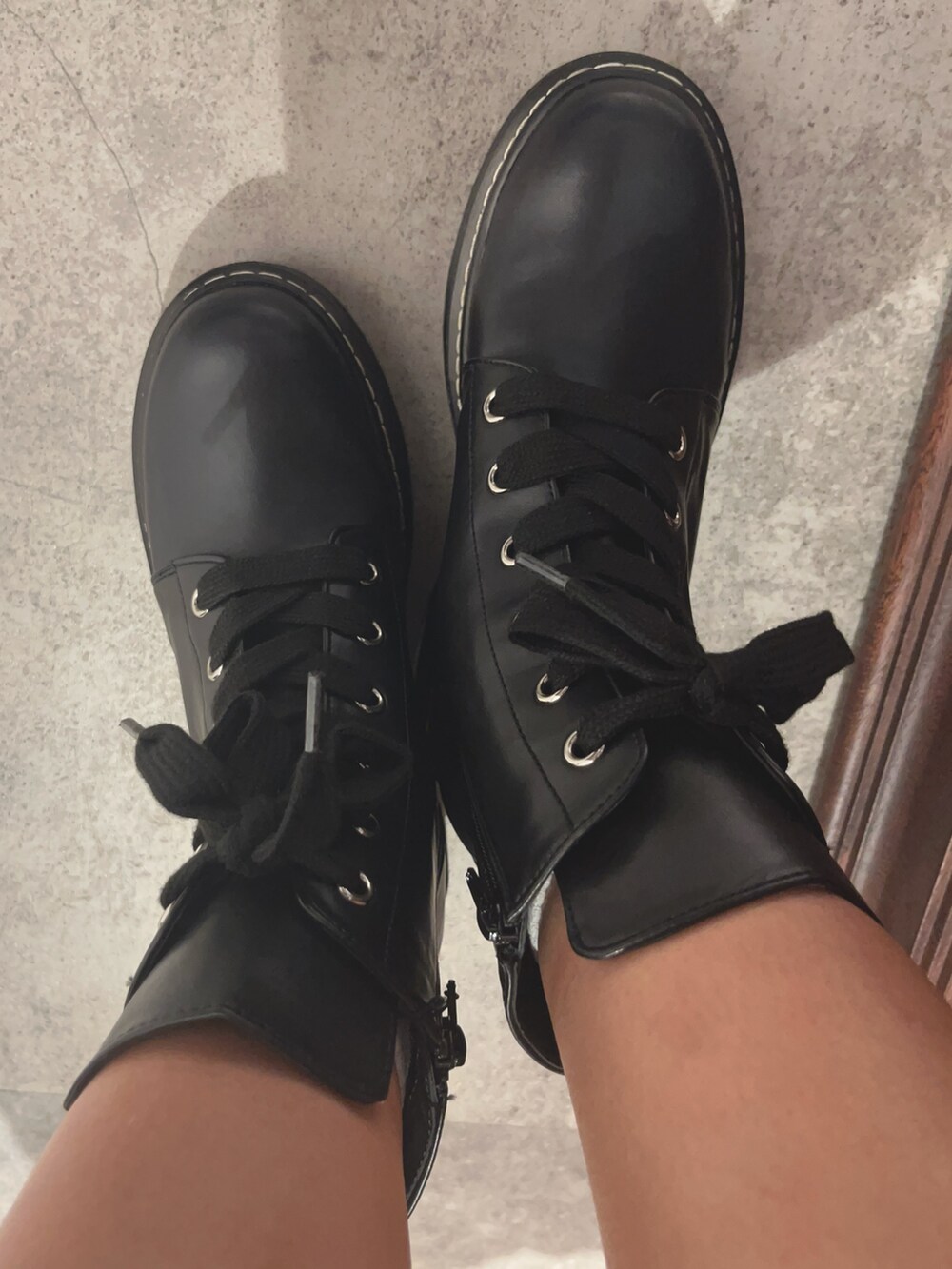 ブルー系のニット/セーター、ピンク系のデニムパンツ、ブラック系のハンドバッグを着用したレディースの夏コーディネートの6枚目の写真