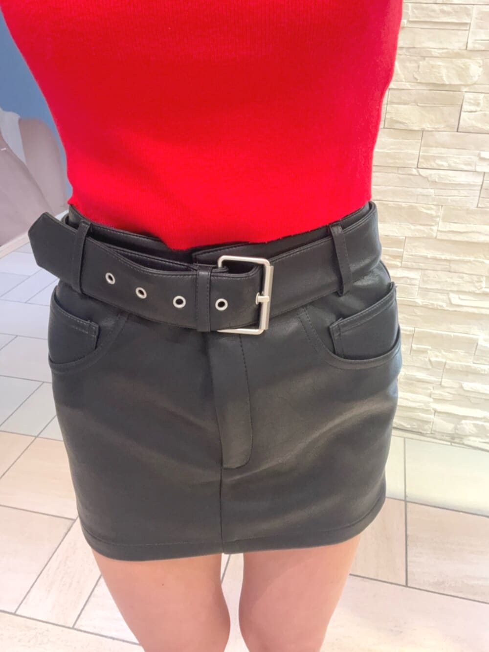 ブラック系のニット/セーター、その他のブルゾン、ブラック系のスカートを着用したレディースの冬コーディネートの5枚目の写真