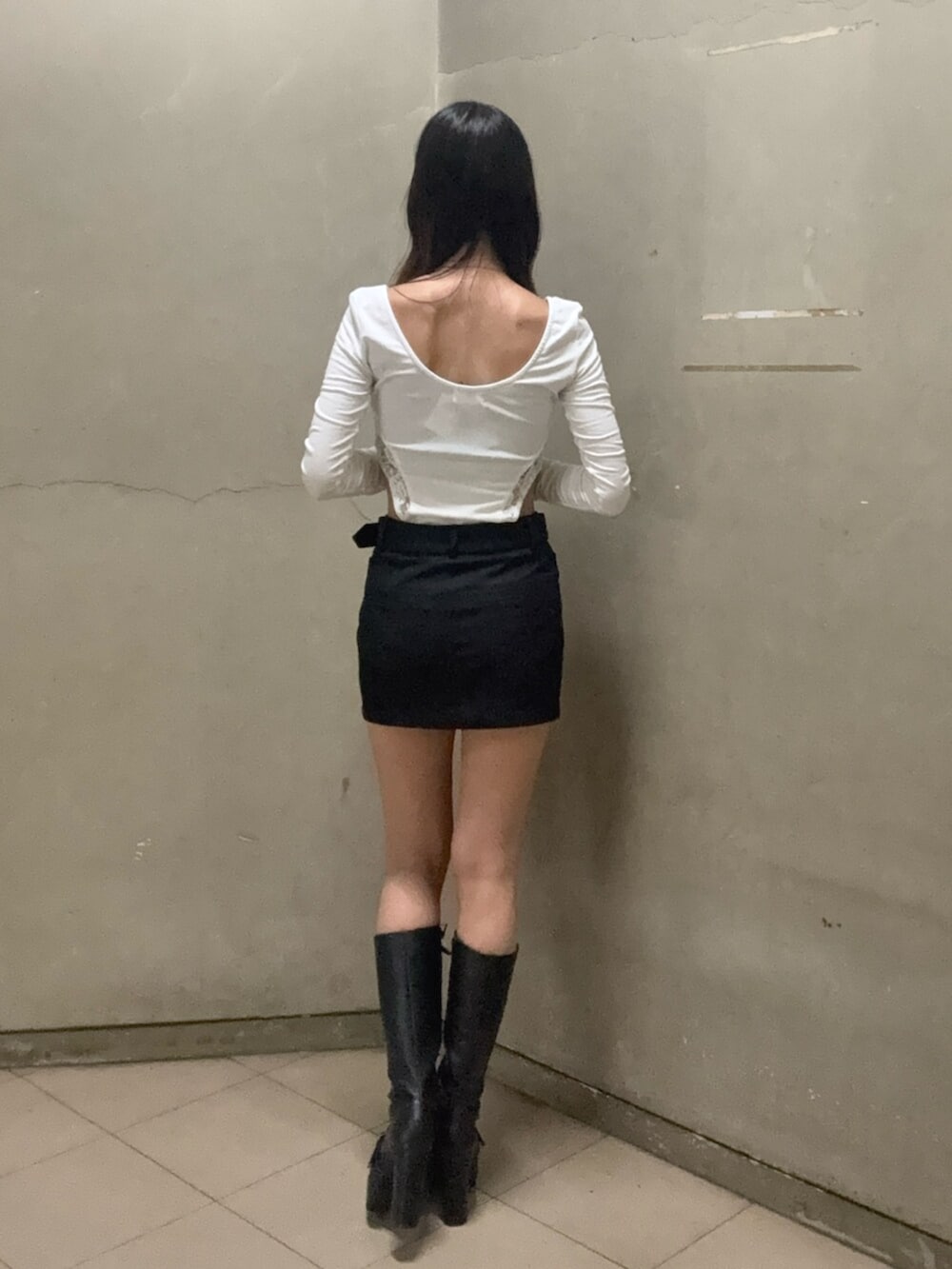 ホワイト系のTシャツ/カットソー、ブラック系のスカート、ブラック系のシューズを着用したレディースの秋コーディネートの3枚目の写真