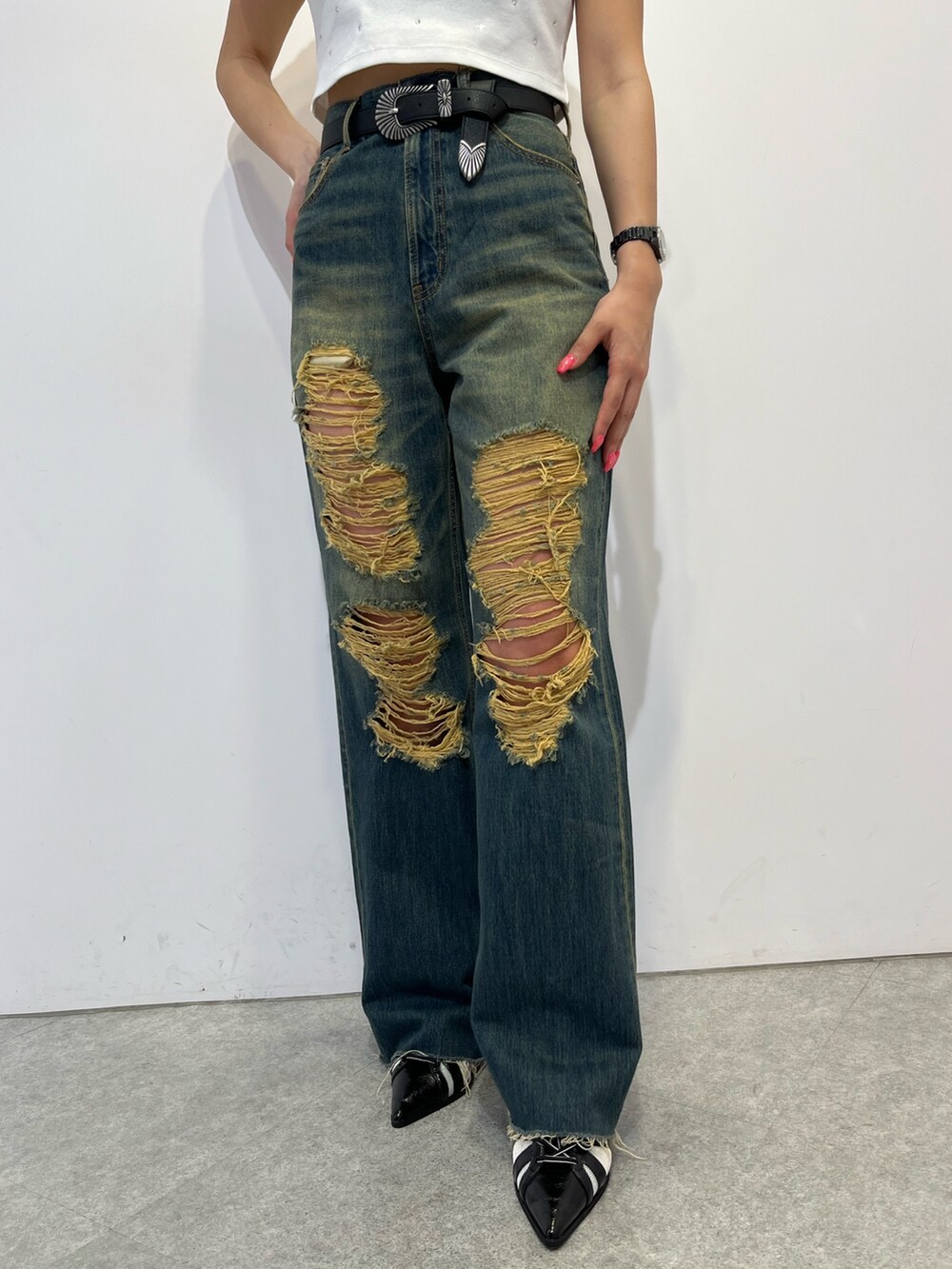 ホワイト系のTシャツ/カットソー、ブルー系のデニムパンツを着用したレディースの春コーディネートの4枚目の写真