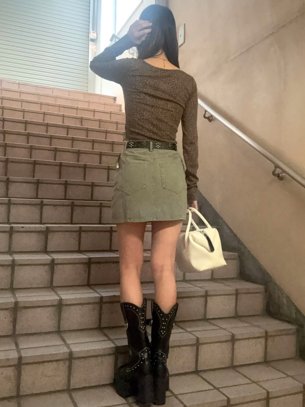 その他のTシャツ/カットソー、グリーン系のスカート、ホワイト系のボストンバッグを着用したレディースの春コーディネートの3枚目の写真