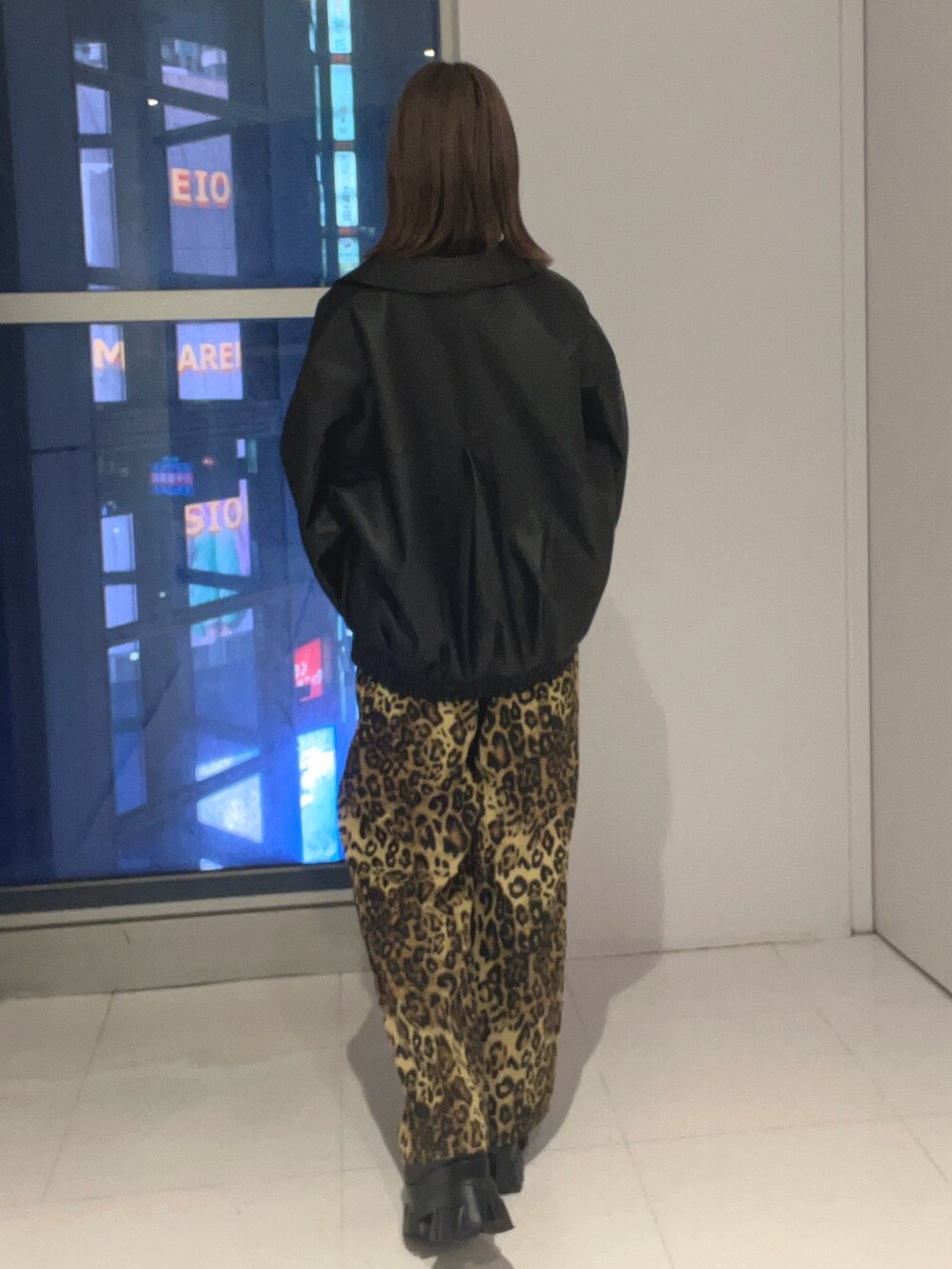 ブラック系のニット/セーター、ブラック系のブルゾン、その他のその他パンツを着用したレディースの秋コーディネートの5枚目の写真