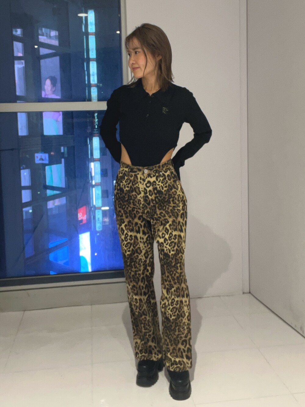 ブラック系のニット/セーター、ブラック系のブルゾン、その他のその他パンツを着用したレディースの秋コーディネートの2枚目の写真