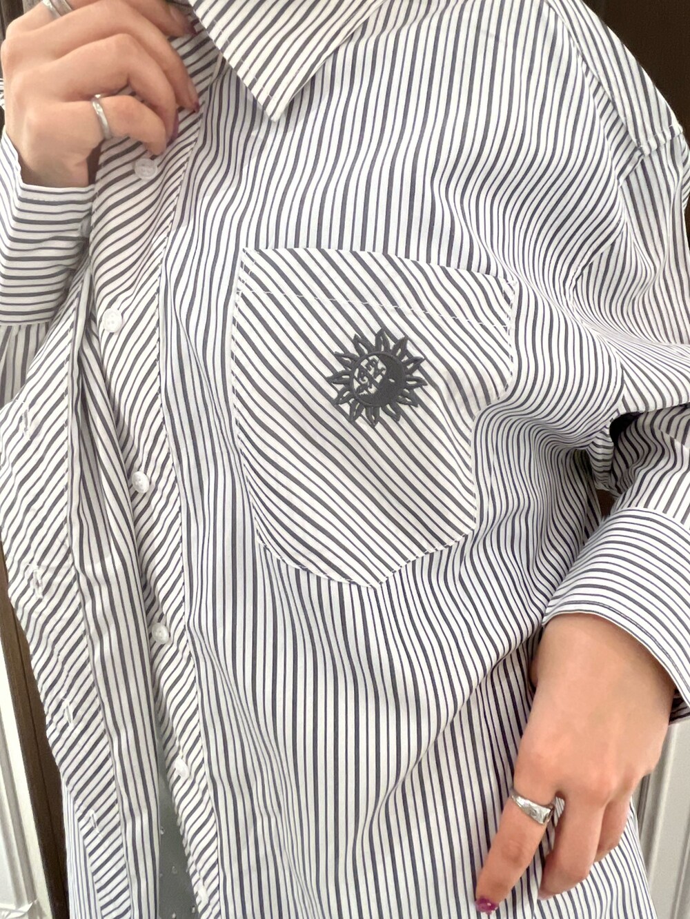 ホワイト系のシャツ/ブラウス、ブルー系のTシャツ/カットソー、ブルー系のデニムスカートを着用したレディースの春コーディネートの5枚目の写真