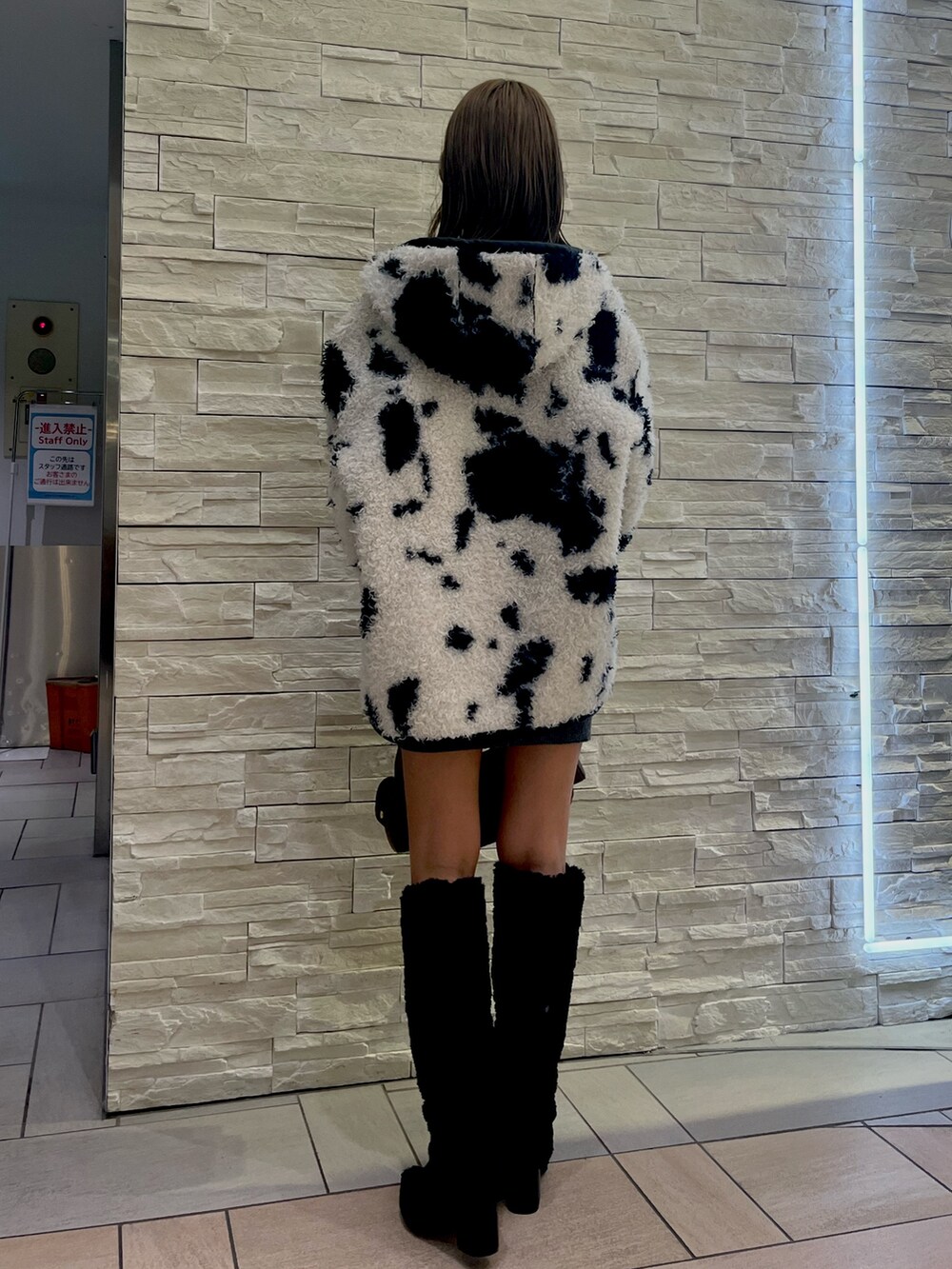 その他のブルゾン、グレー系のワンピース、ブラウン系のハンドバッグを着用したレディースの冬コーディネートの3枚目の写真