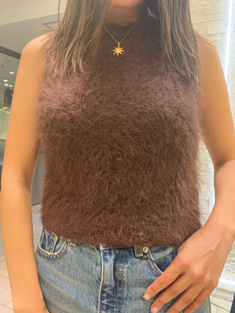 ブラウン系のタンクトップ、ブルー系のデニムスカート、ブラック系のブーツを着用したレディースの夏コーディネートの4枚目の写真