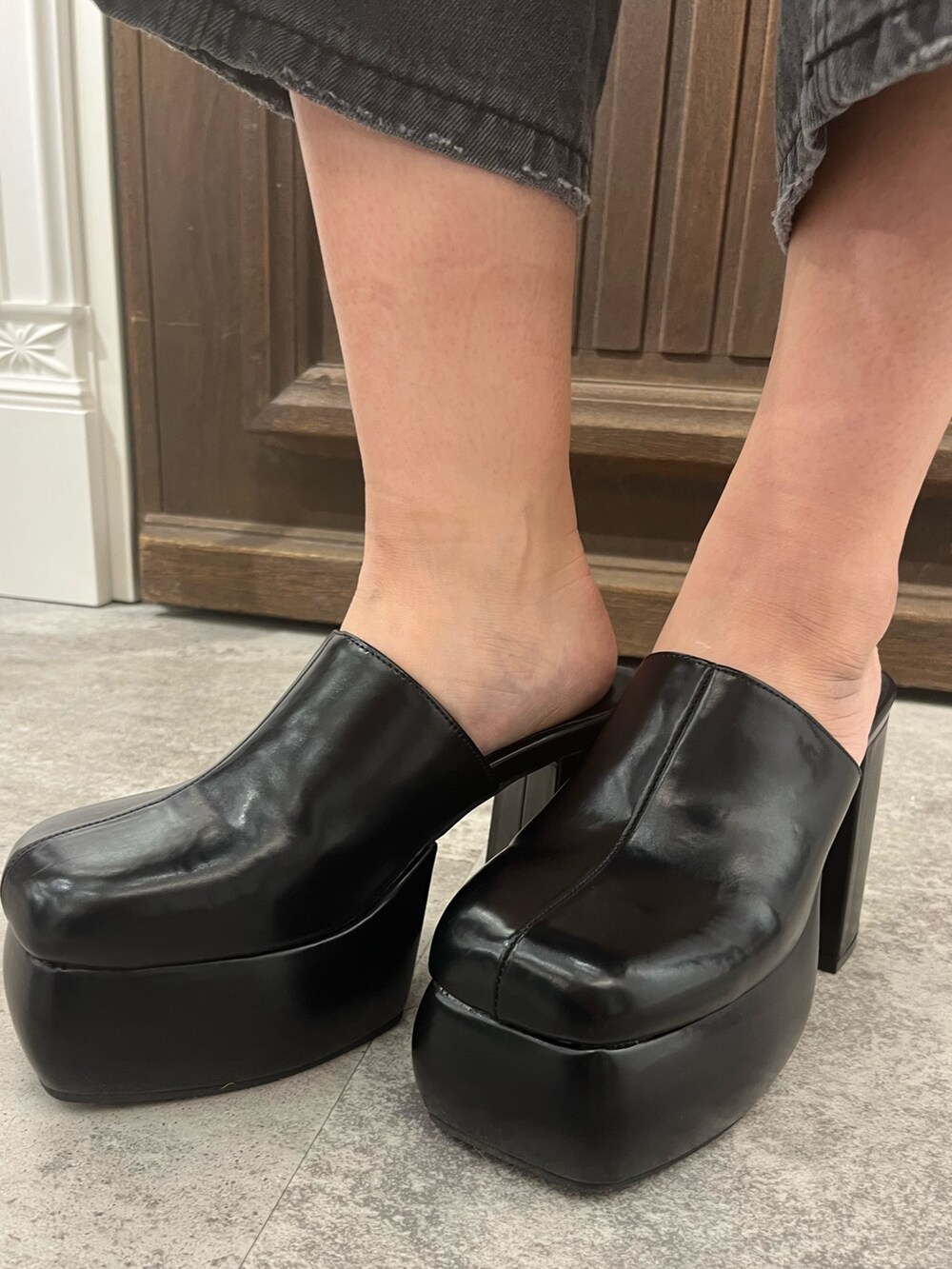 その他のキャミソール、グレー系のキャミソール、ブラック系のデニムパンツを着用したレディースの春コーディネートの7枚目の写真