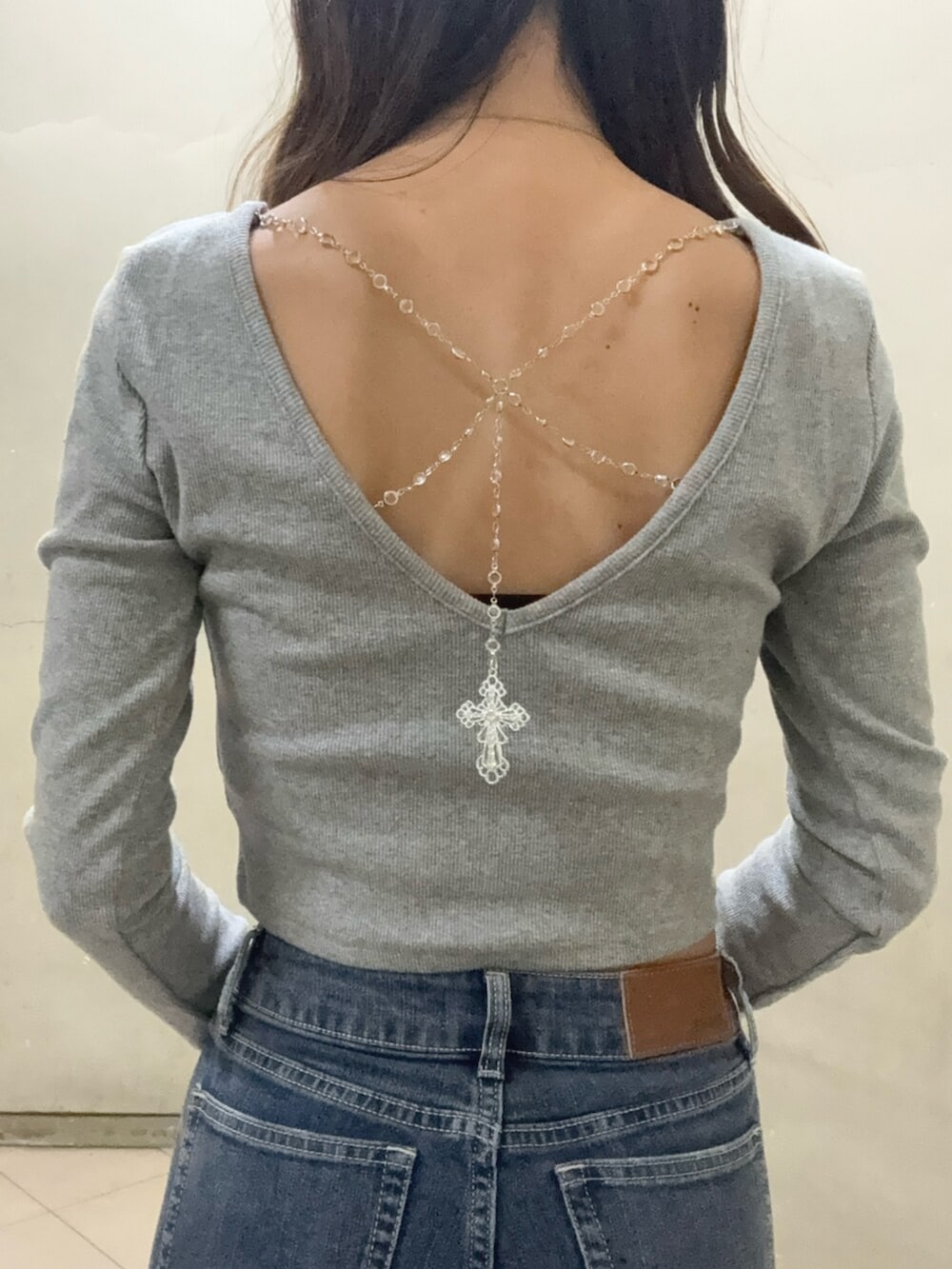 ブラック系のブーツ、グレー系のTシャツ/カットソー、ブラック系のハンドバッグを着用したレディースの秋コーディネートの5枚目の写真