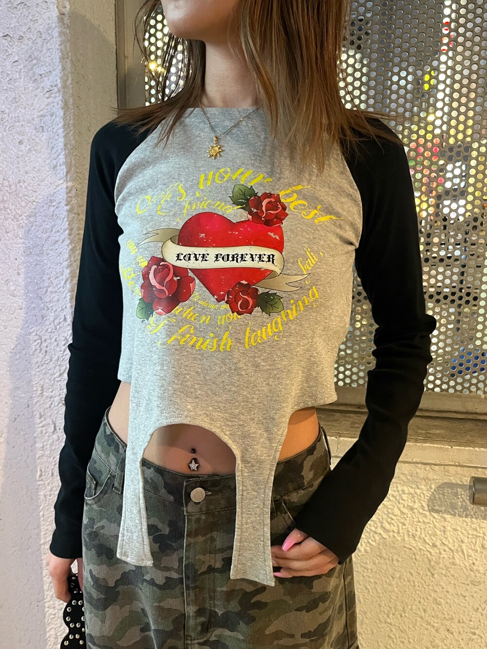 ブラック系のTシャツ/カットソー、その他のデニムパンツ、レッド系のパンプスを着用したレディースの春コーディネートの4枚目の写真