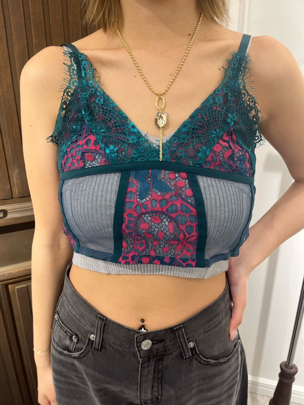 その他のキャミソール、グレー系のキャミソール、ブラック系のデニムパンツを着用したレディースの春コーディネートの4枚目の写真