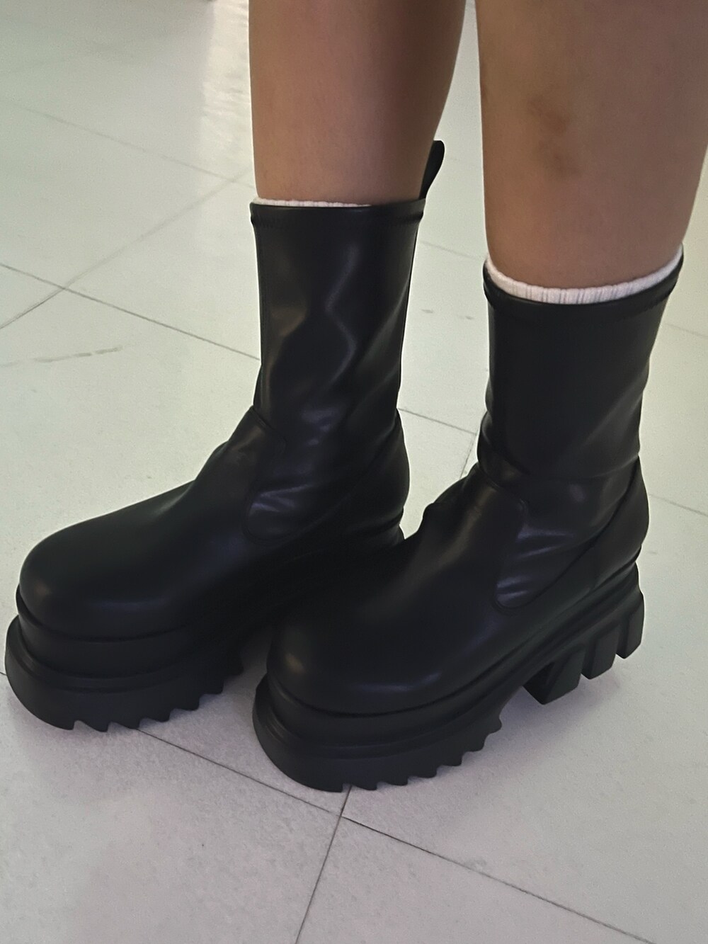 ブラック系のニット/セーター、ブラック系のブルゾン、その他のその他パンツを着用したレディースの秋コーディネートの10枚目の写真