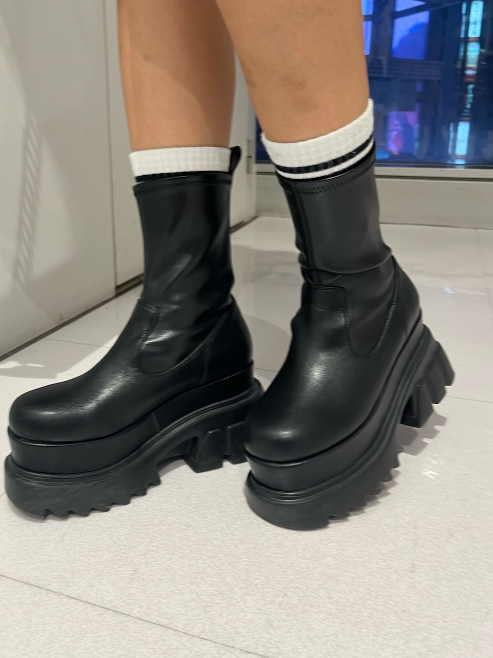 ブルー系のブルゾン、ホワイト系のTシャツ/カットソー、ブルー系のデニムスカートを着用したレディースの秋コーディネートの8枚目の写真