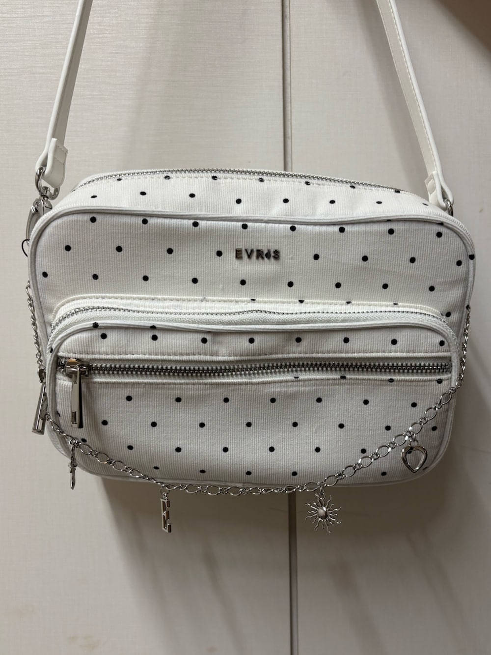 ブラック系のワンピース、ホワイト系のハンドバッグ、ブラック系のサンダルを着用したレディースの春コーディネートの5枚目の写真