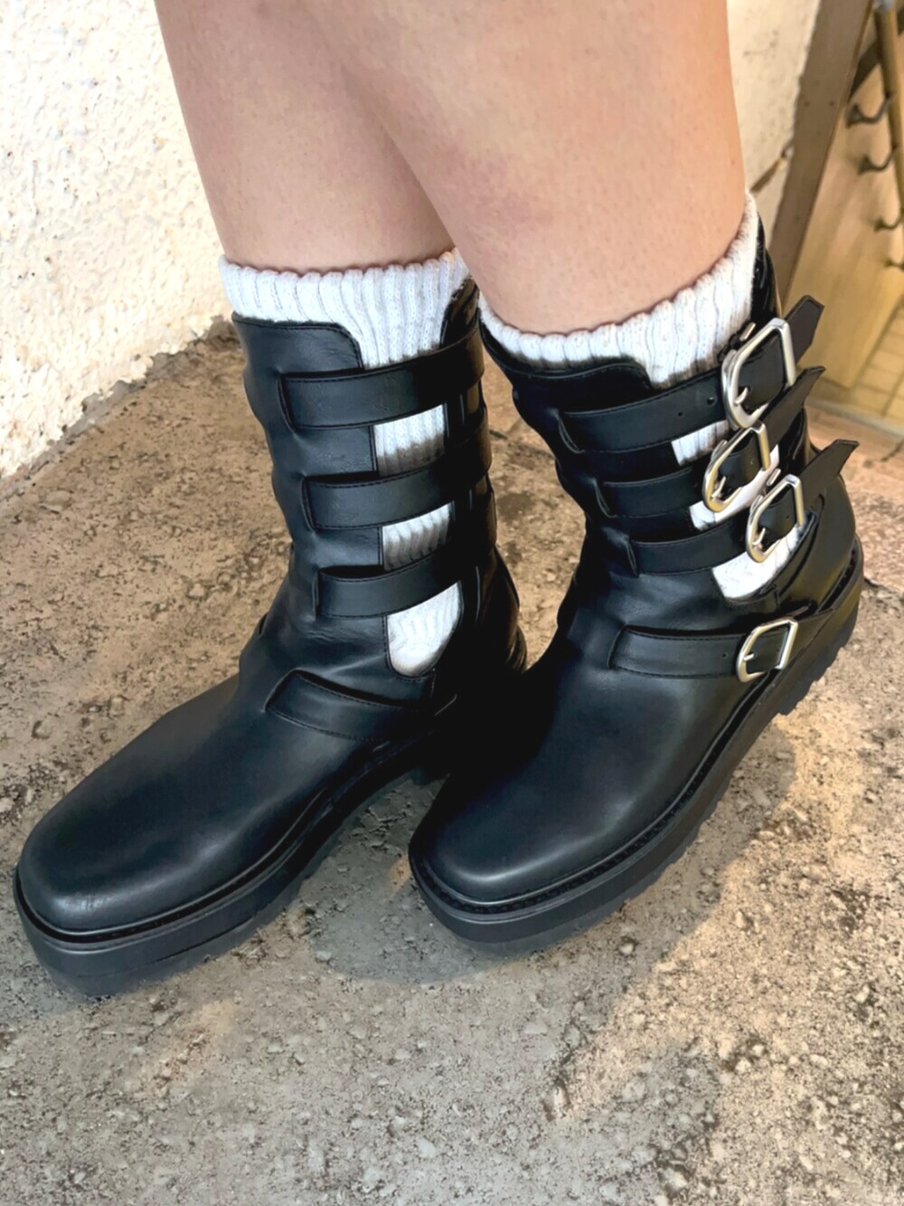 ホワイト系のTシャツ/カットソー、グリーン系のワンピース、ブラック系のブーツを着用したレディースの春コーディネートの7枚目の写真