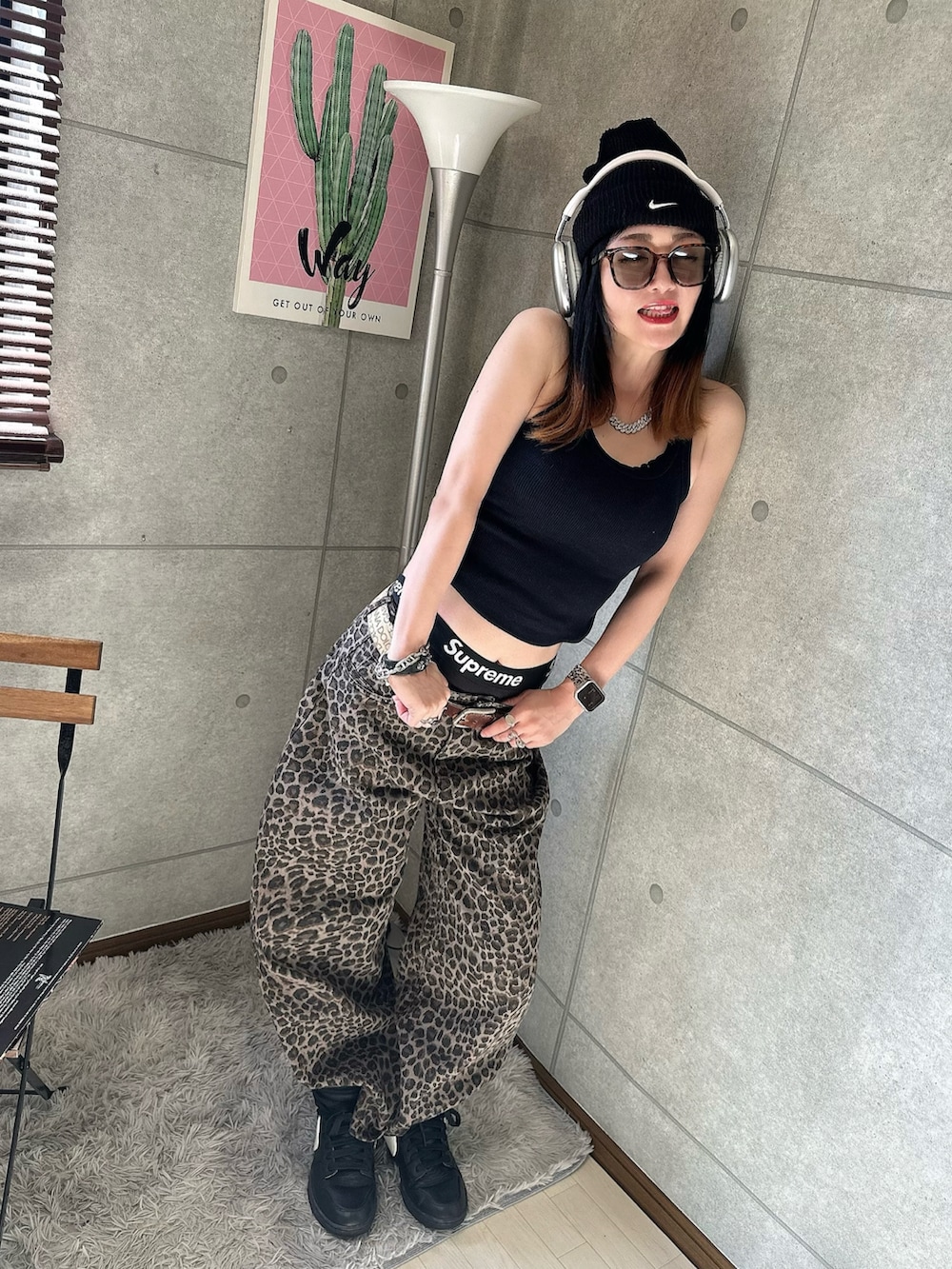 ブラウン系のデニムパンツ、ブラック系のスニーカー、ブラック系のニットキャップ/ビーニーを着用したレディースの夏コーディネートの3枚目の写真