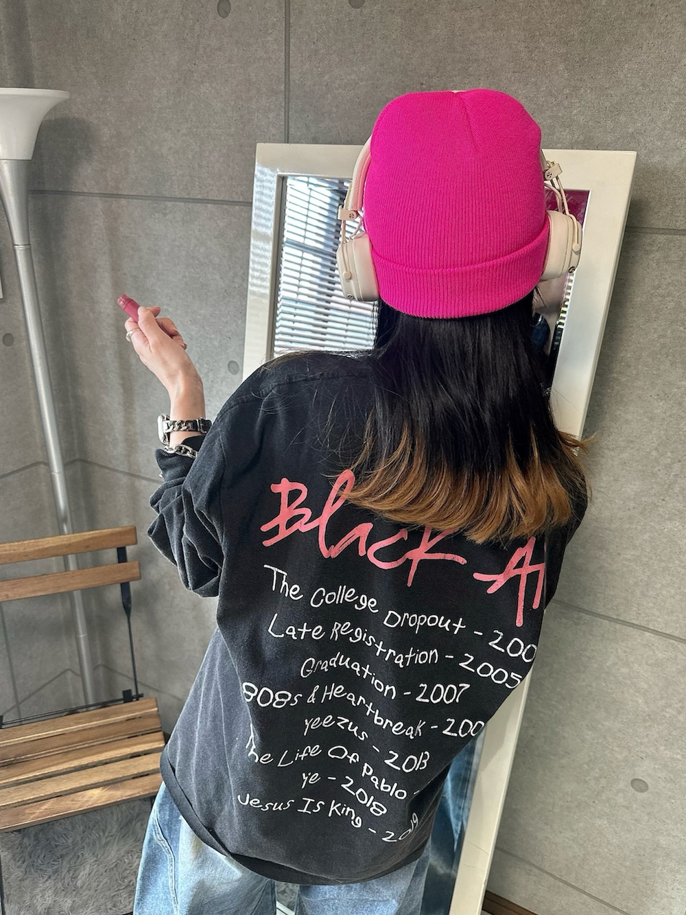 ブルー系のデニムパンツ、ブラック系のTシャツ/カットソー、ピンク系のスニーカーを着用したレディースの夏コーディネートの2枚目の写真