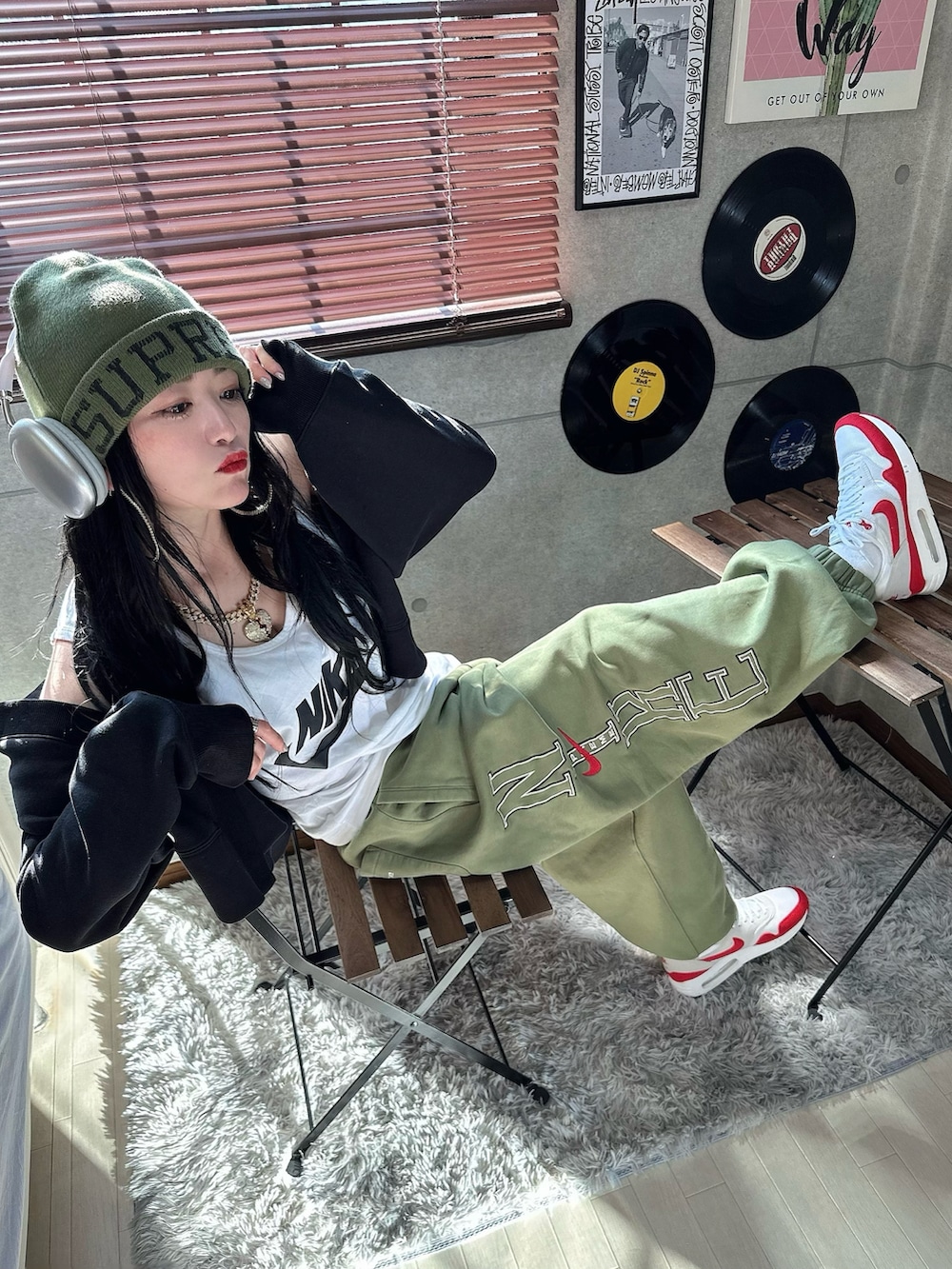 その他のスウェットパンツ、ホワイト系のタンクトップ、レッド系のスニーカーを着用したレディースの秋コーディネートの3枚目の写真