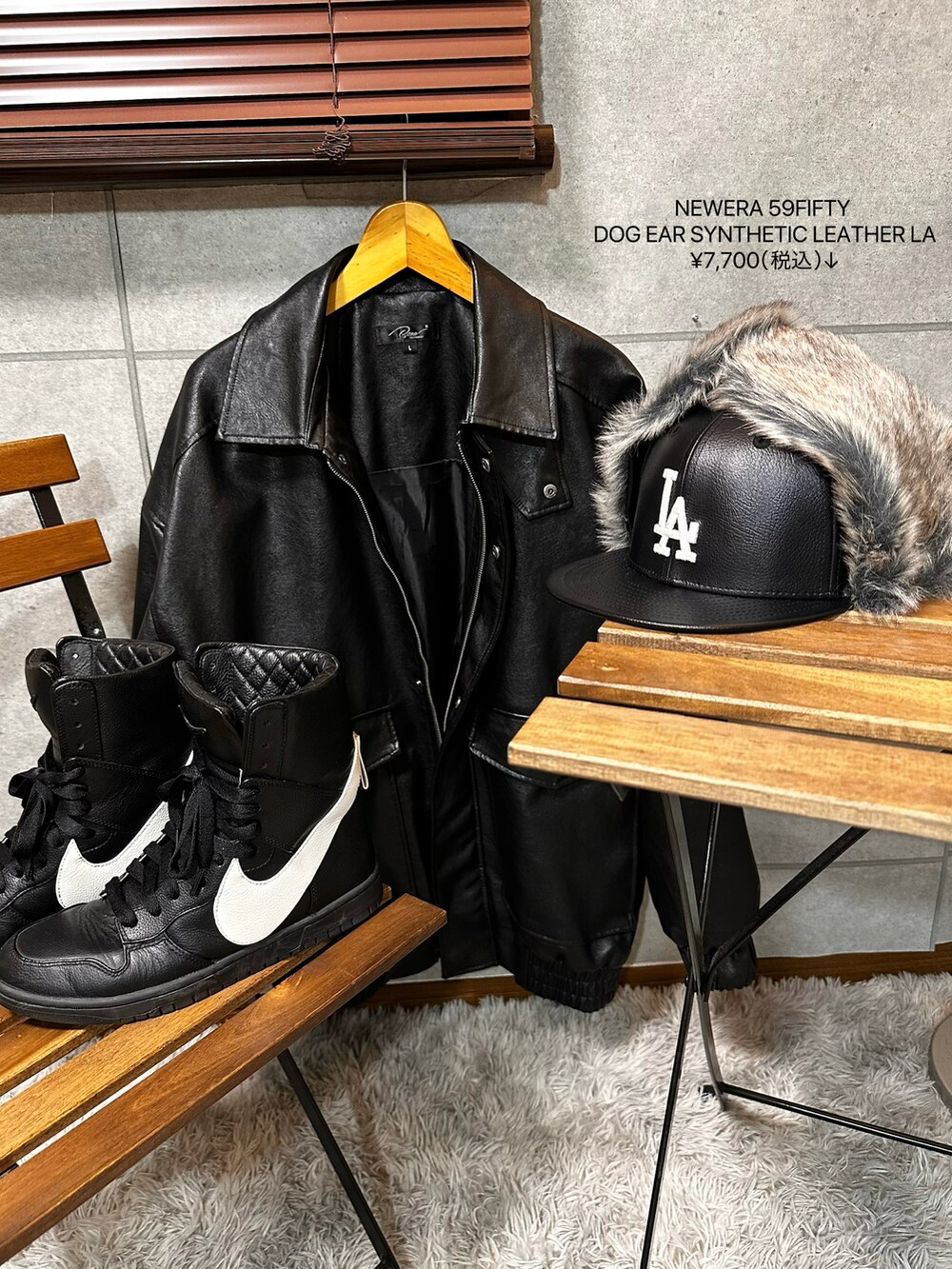 ブラック系のニット/セーター、ブラック系のブルゾン、ブラウン系のデニムパンツを着用したレディースの冬コーディネートの3枚目の写真