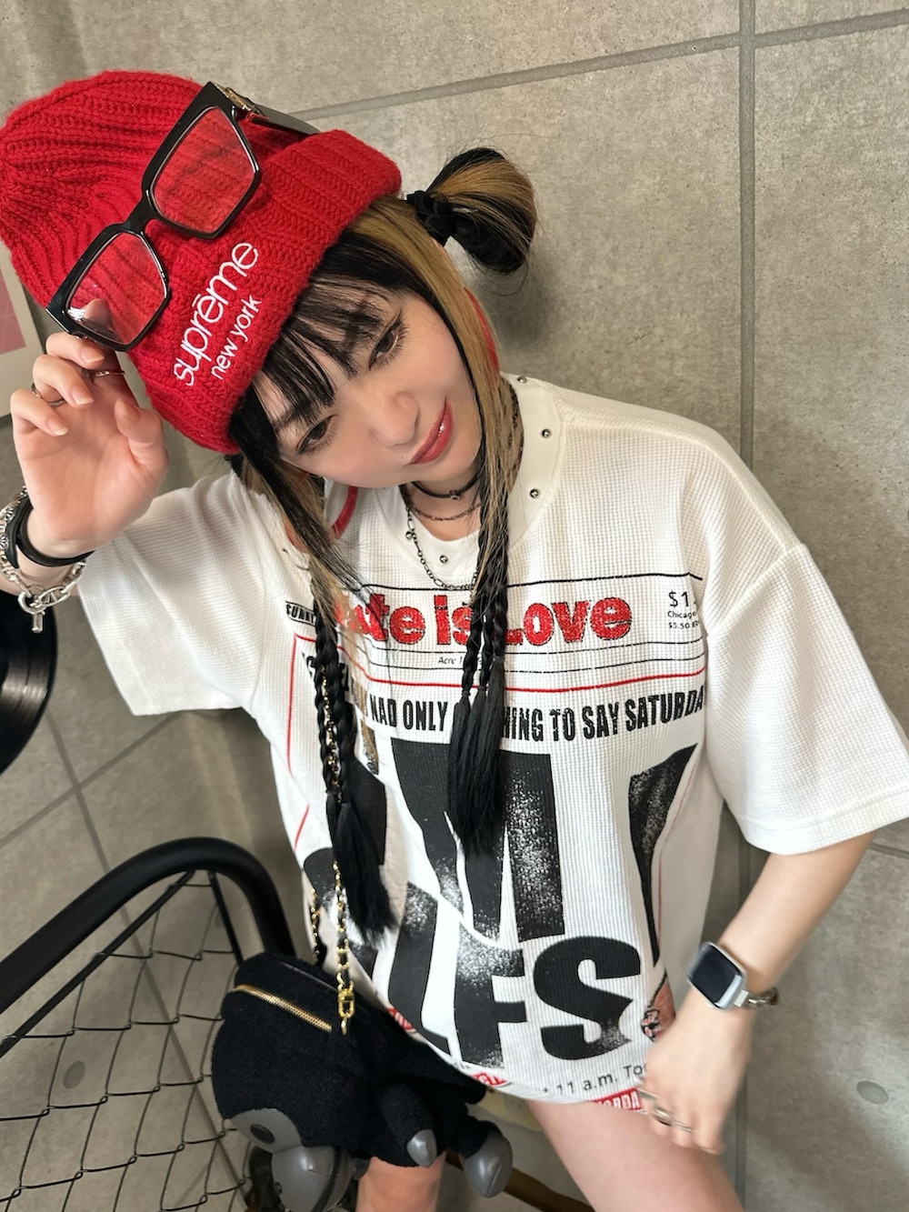 ホワイト系のTシャツ/カットソー、レッド系のスニーカー、ブラック系のショルダーバッグを着用したレディースの夏コーディネートの2枚目の写真