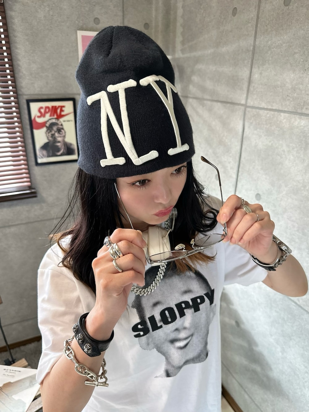 ホワイト系のTシャツ/カットソー、ブルー系のデニムパンツ、ブラック系のスニーカーを着用したレディースの夏コーディネートの2枚目の写真