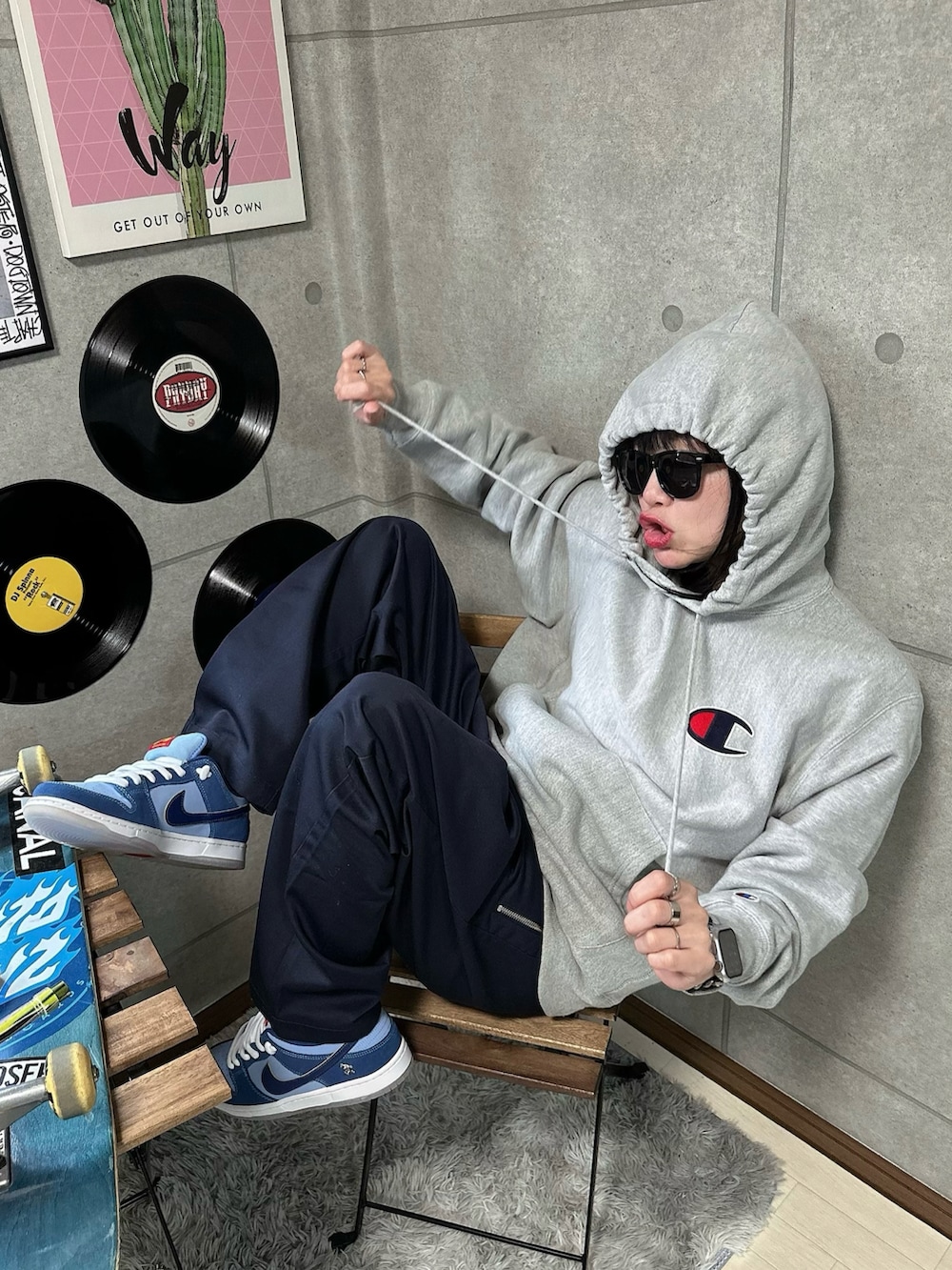 グレー系のパーカー、ブルー系のチノパンツ、ブルー系のスニーカーを着用したレディースの秋コーディネートの3枚目の写真
