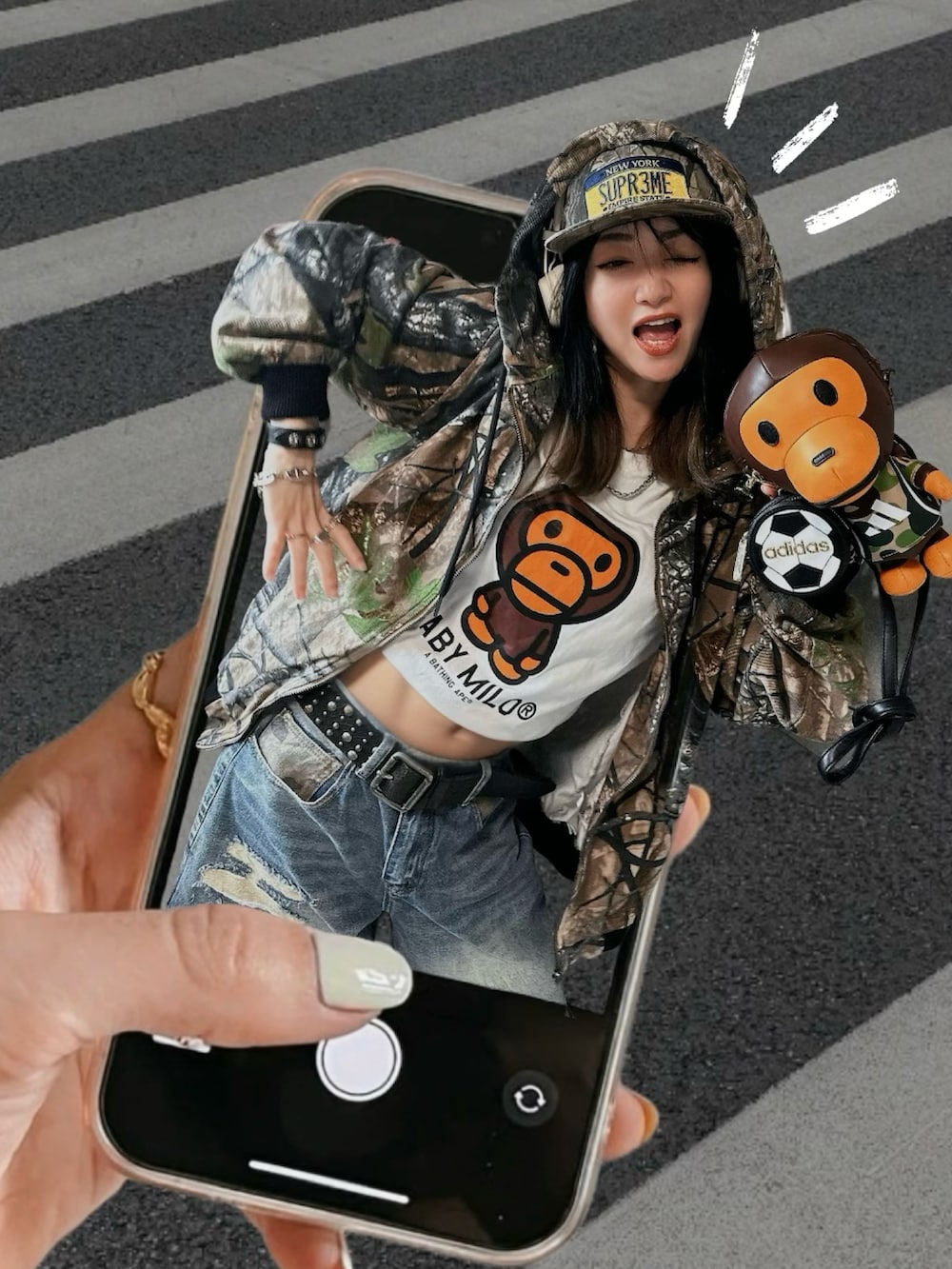 ホワイト系のTシャツ/カットソー、ブラウン系のショルダーバッグ、イエロー系のブーツを着用したレディースの秋コーディネートの3枚目の写真