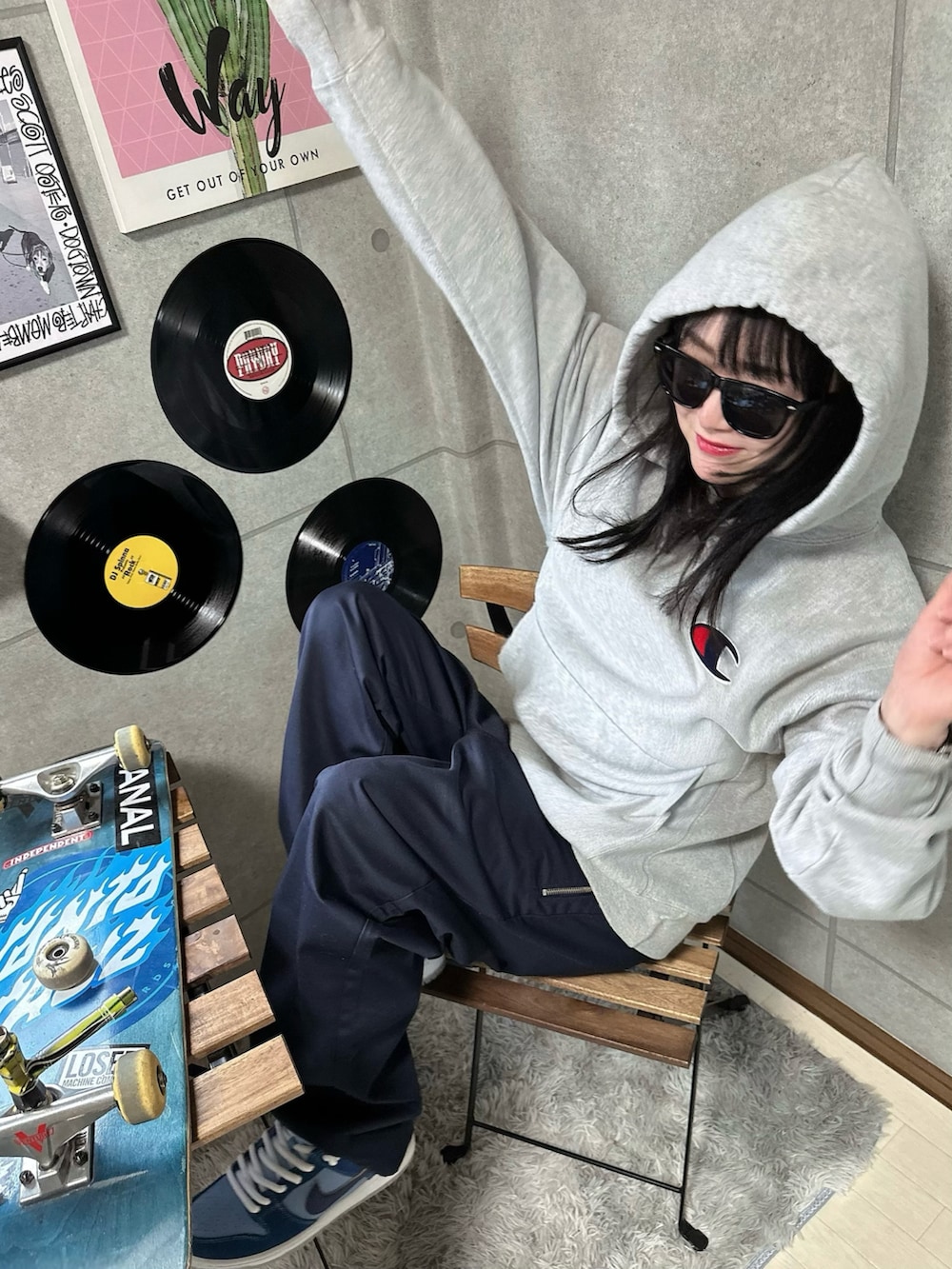 グレー系のパーカー、ブルー系のチノパンツ、ブルー系のスニーカーを着用したレディースの秋コーディネートの2枚目の写真
