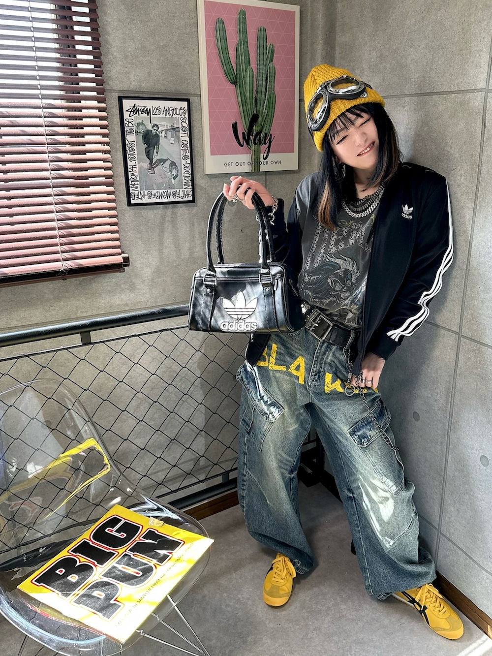 ブラック系のジャージ、イエロー系のスニーカー、グレー系のTシャツ/カットソーを着用したレディースの春コーディネートの4枚目の写真