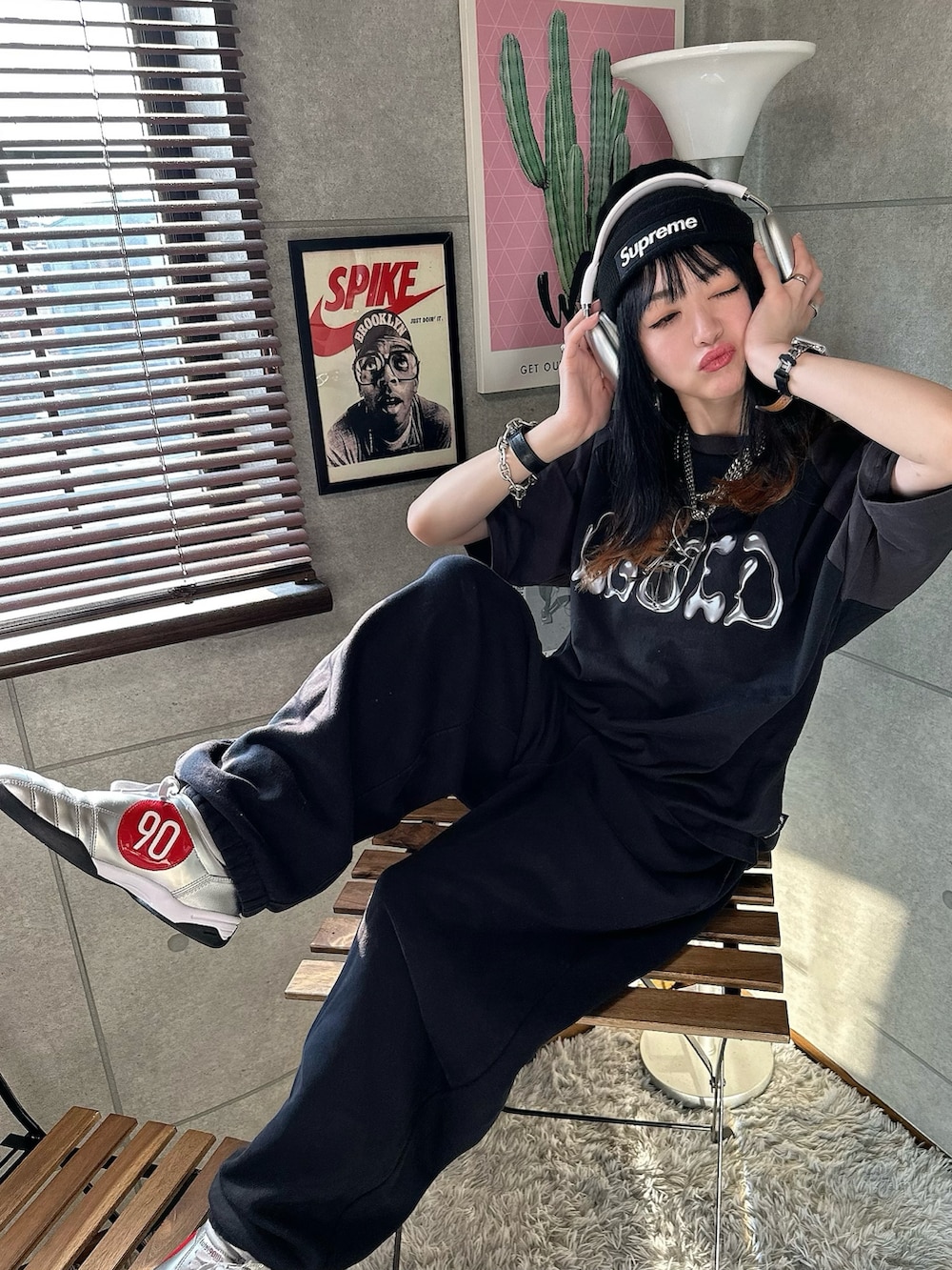 ブラック系のTシャツ/カットソー、シルバー系のスニーカー、ブラック系のニットキャップ/ビーニーを着用したレディースの夏コーディネートの2枚目の写真