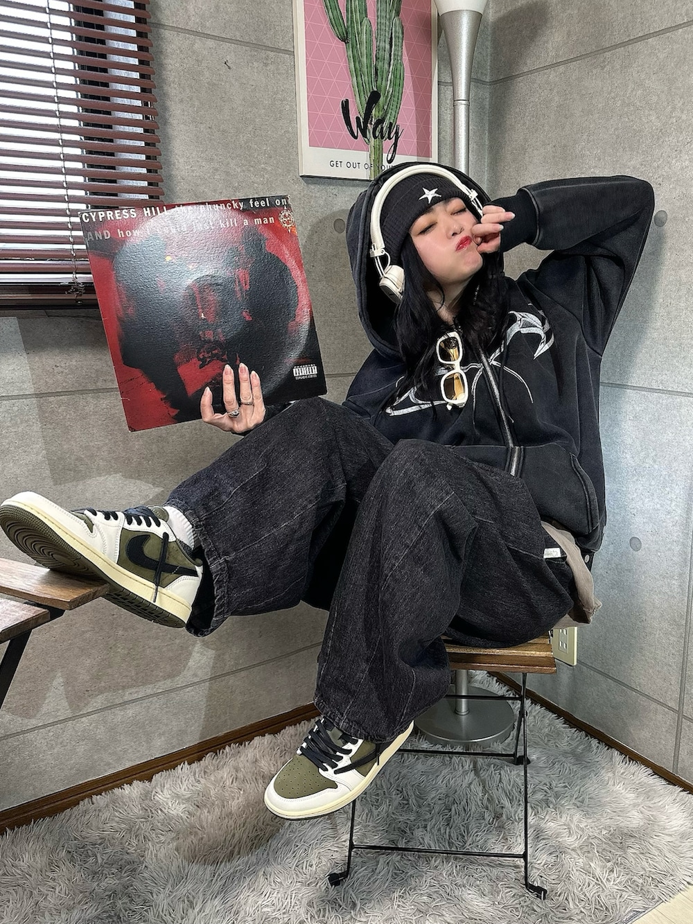 ブラック系のパーカー、その他のスニーカー、ベージュ系のヘッドフォン/イヤホンを着用したレディースの春コーディネートの2枚目の写真