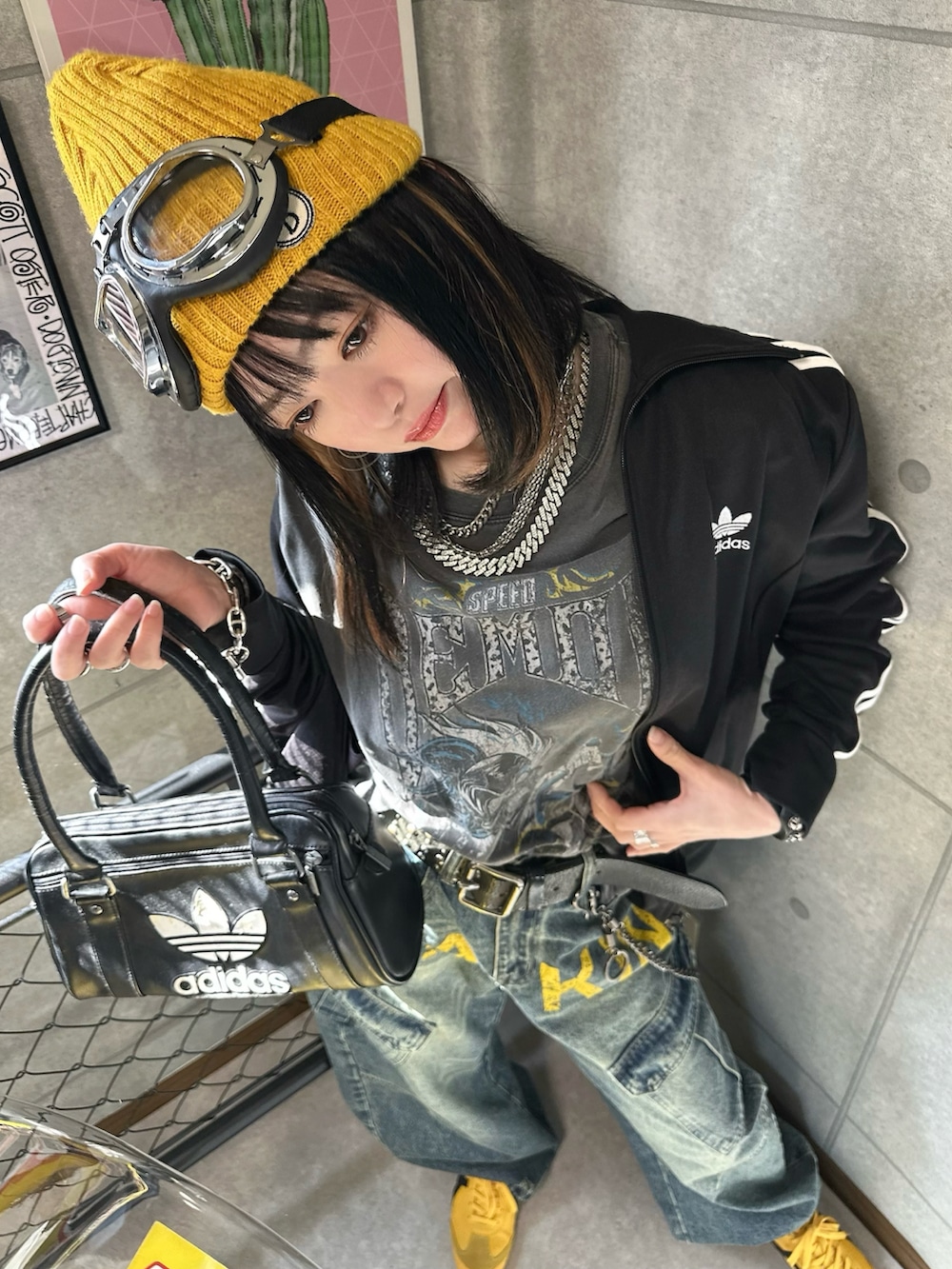 ブラック系のジャージ、イエロー系のスニーカー、グレー系のTシャツ/カットソーを着用したレディースの春コーディネートの3枚目の写真