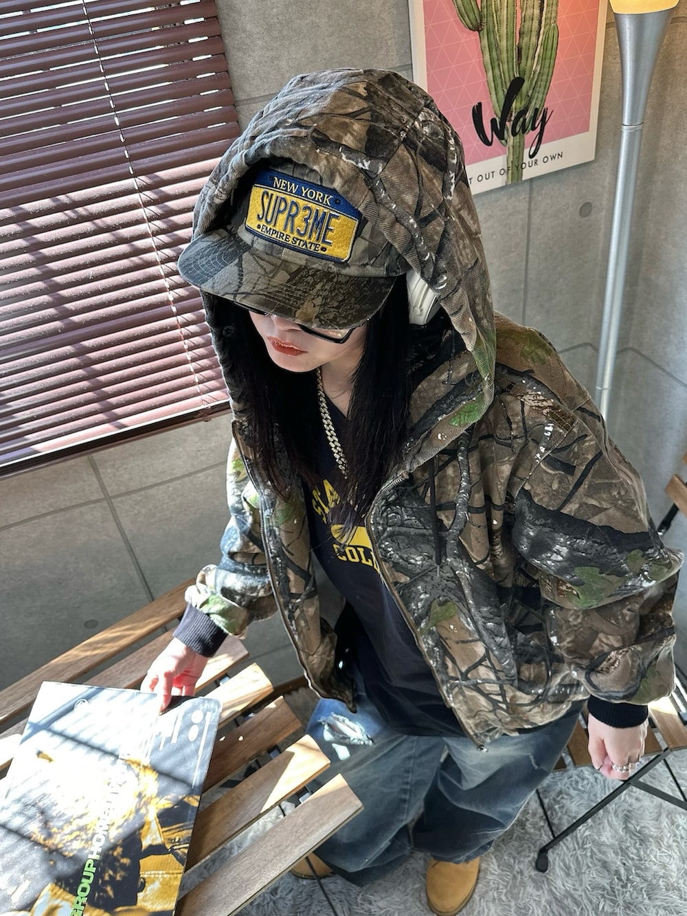 グリーン系のデニムジャケット、グリーン系のキャップを着用したレディースの春コーディネートの5枚目の写真