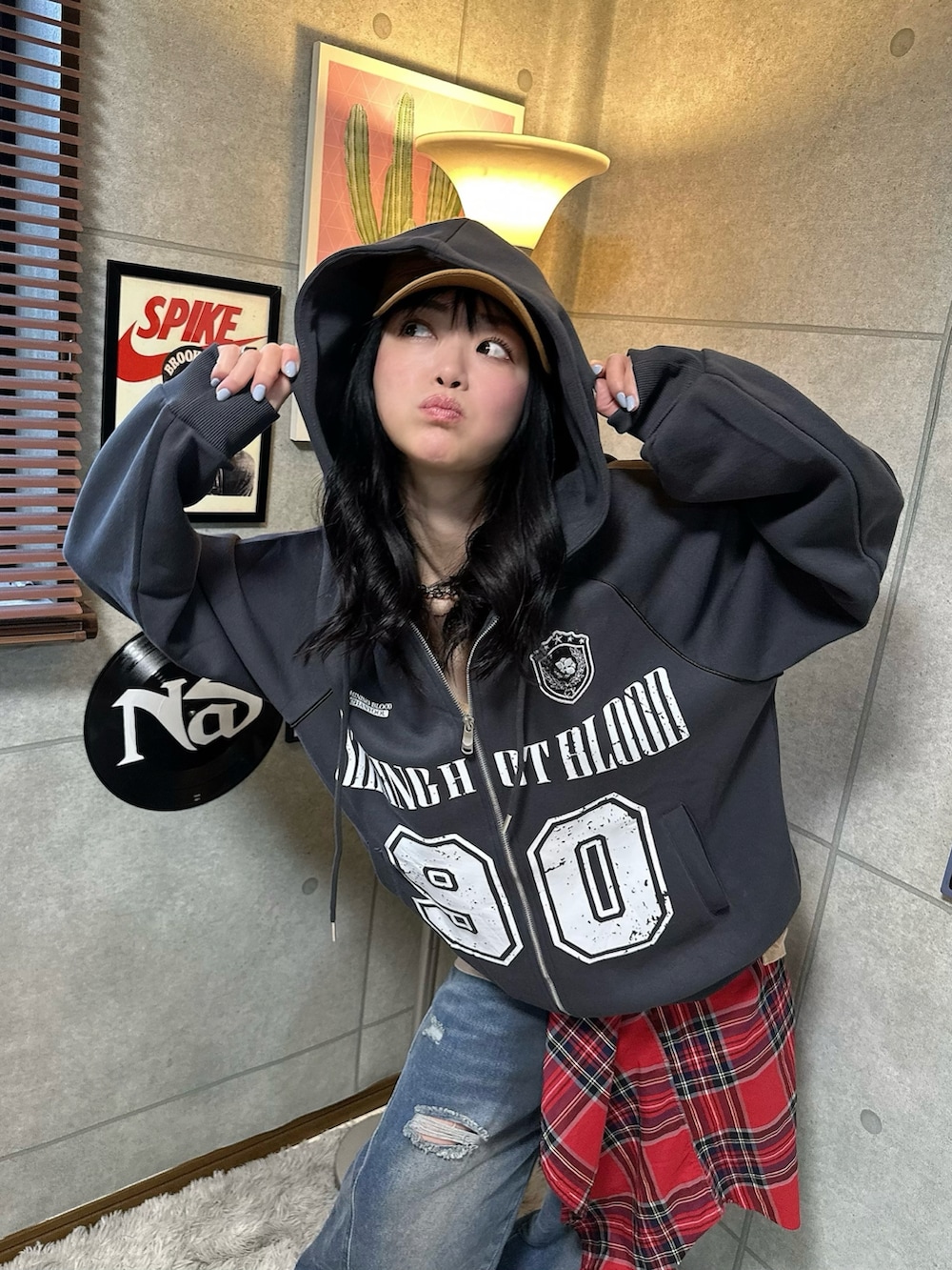 グレー系のパーカー、ブルー系のデニムパンツ、ベージュ系のブーツを着用したレディースの冬コーディネートの2枚目の写真