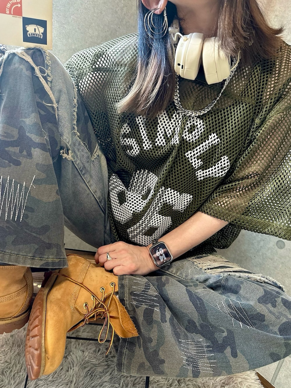 グリーン系のジャージ、その他のデニムパンツ、イエロー系のブーツを着用したレディースの夏コーディネートの3枚目の写真