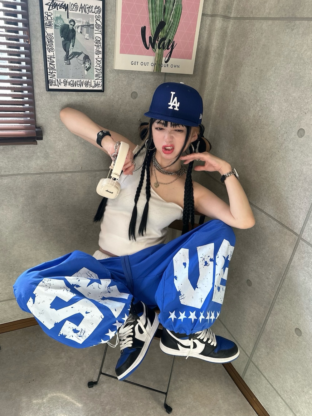 ブルー系のその他パンツ、ブルー系のキャップを着用したレディースの夏コーディネートの3枚目の写真