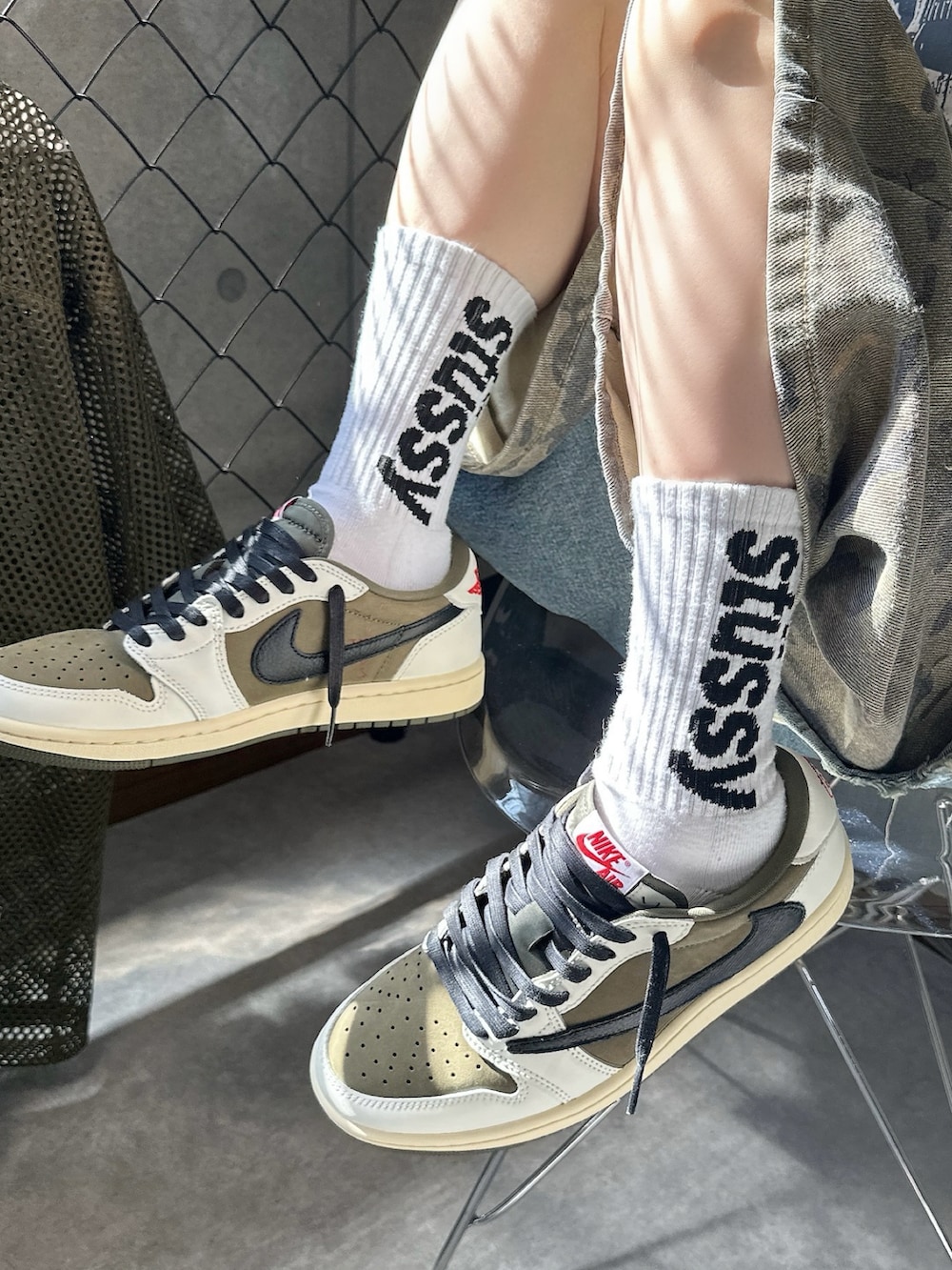 ベージュ系のTシャツ/カットソー、ブルー系のパンツ、ホワイト系のソックス/靴下を着用したレディースの夏コーディネートの2枚目の写真