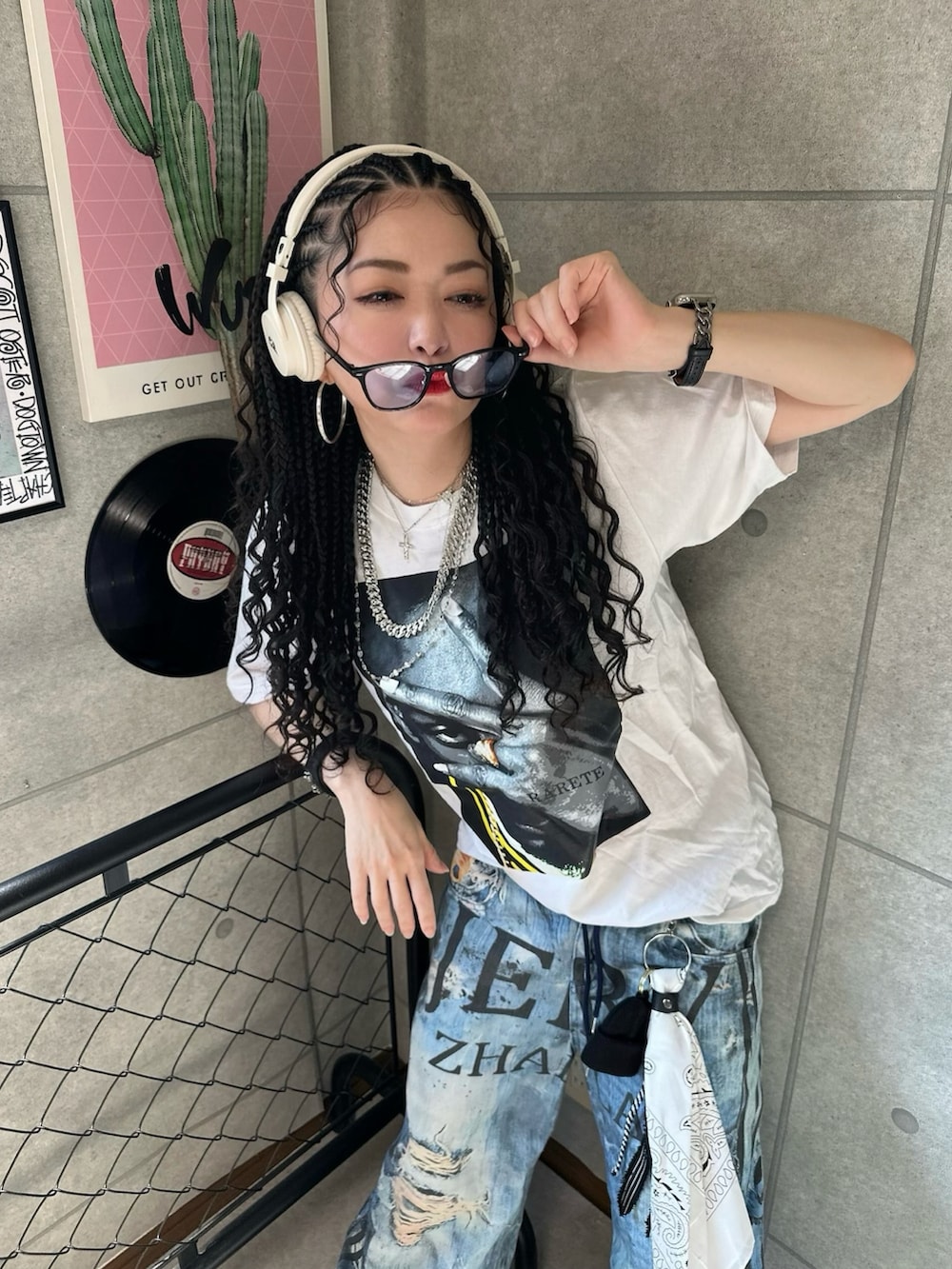 ブルー系のパンツ、ホワイト系のTシャツ/カットソー、イエロー系のブーツを着用したレディースの夏コーディネートの3枚目の写真