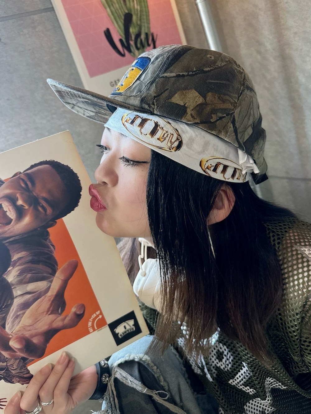 グリーン系のジャージ、その他のデニムパンツ、イエロー系のブーツを着用したレディースの夏コーディネートの5枚目の写真