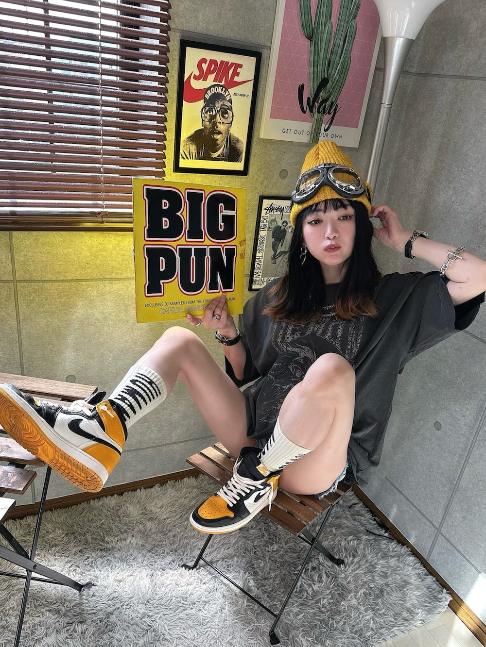 グレー系のTシャツ/カットソー、イエロー系のスニーカー、ベージュ系のソックス/靴下を着用したレディースの春コーディネートの4枚目の写真