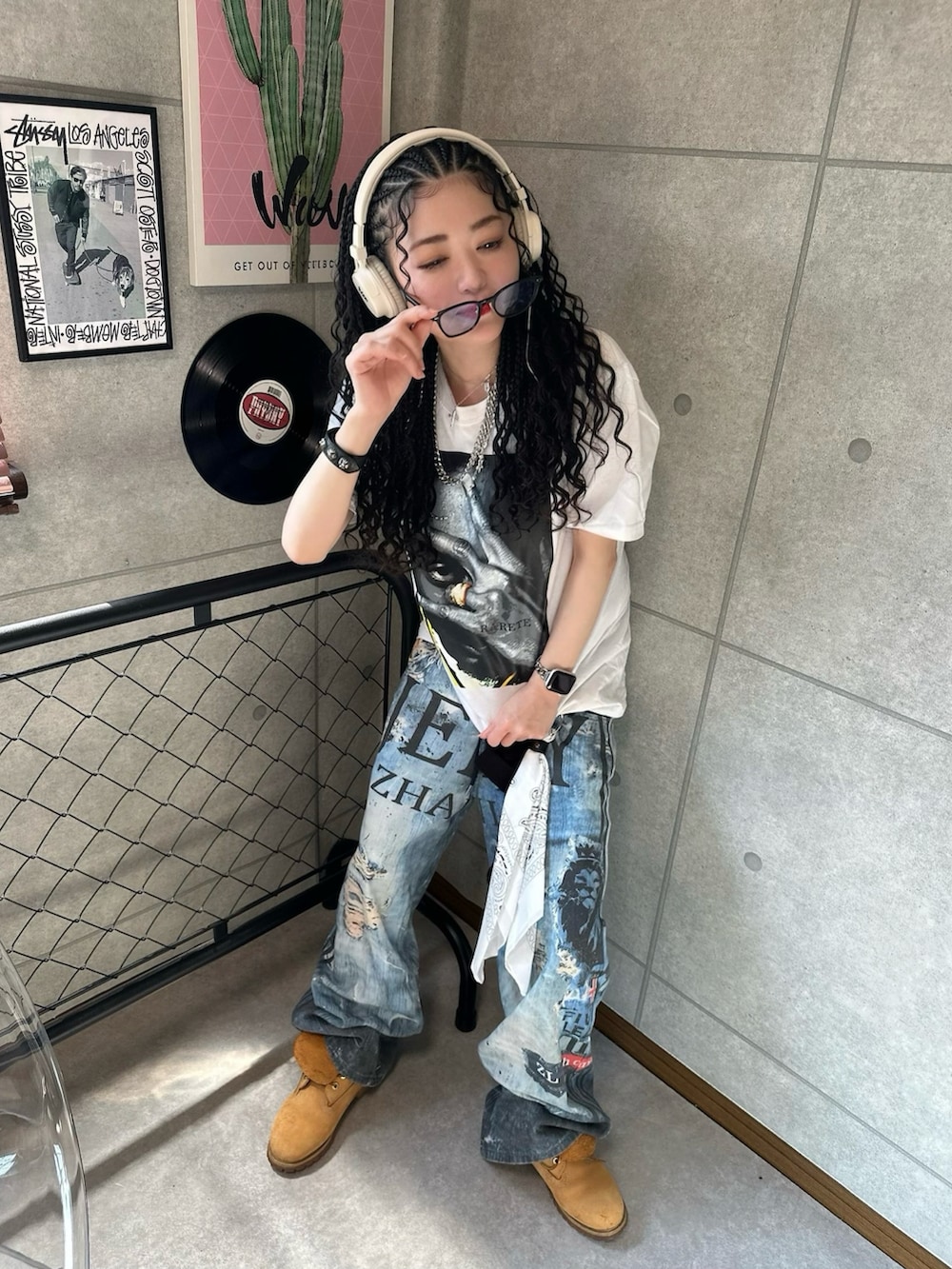 ブルー系のパンツ、ホワイト系のTシャツ/カットソー、イエロー系のブーツを着用したレディースの夏コーディネートの2枚目の写真