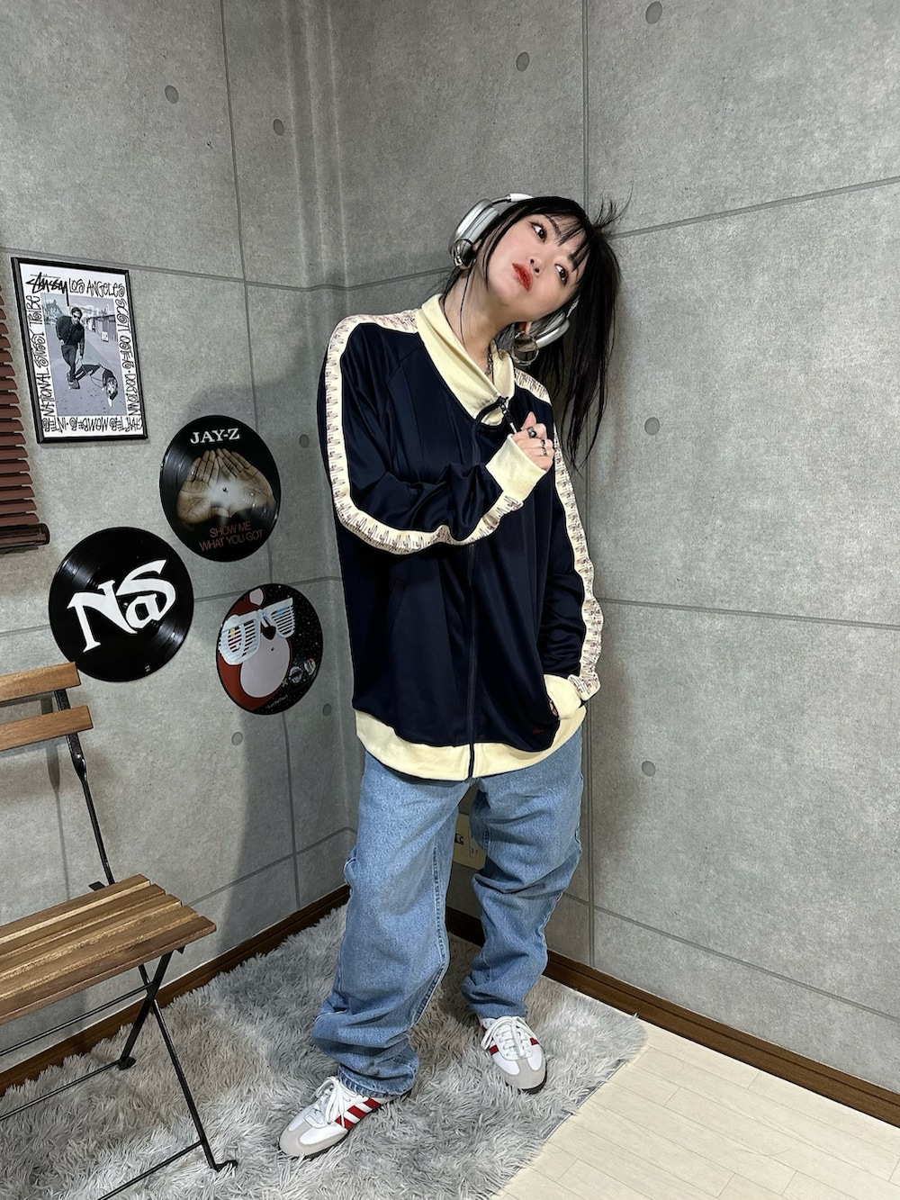 ブルー系のジャージ、ブルー系のデニムパンツ、レッド系のスニーカーを着用したレディースの秋コーディネートの2枚目の写真