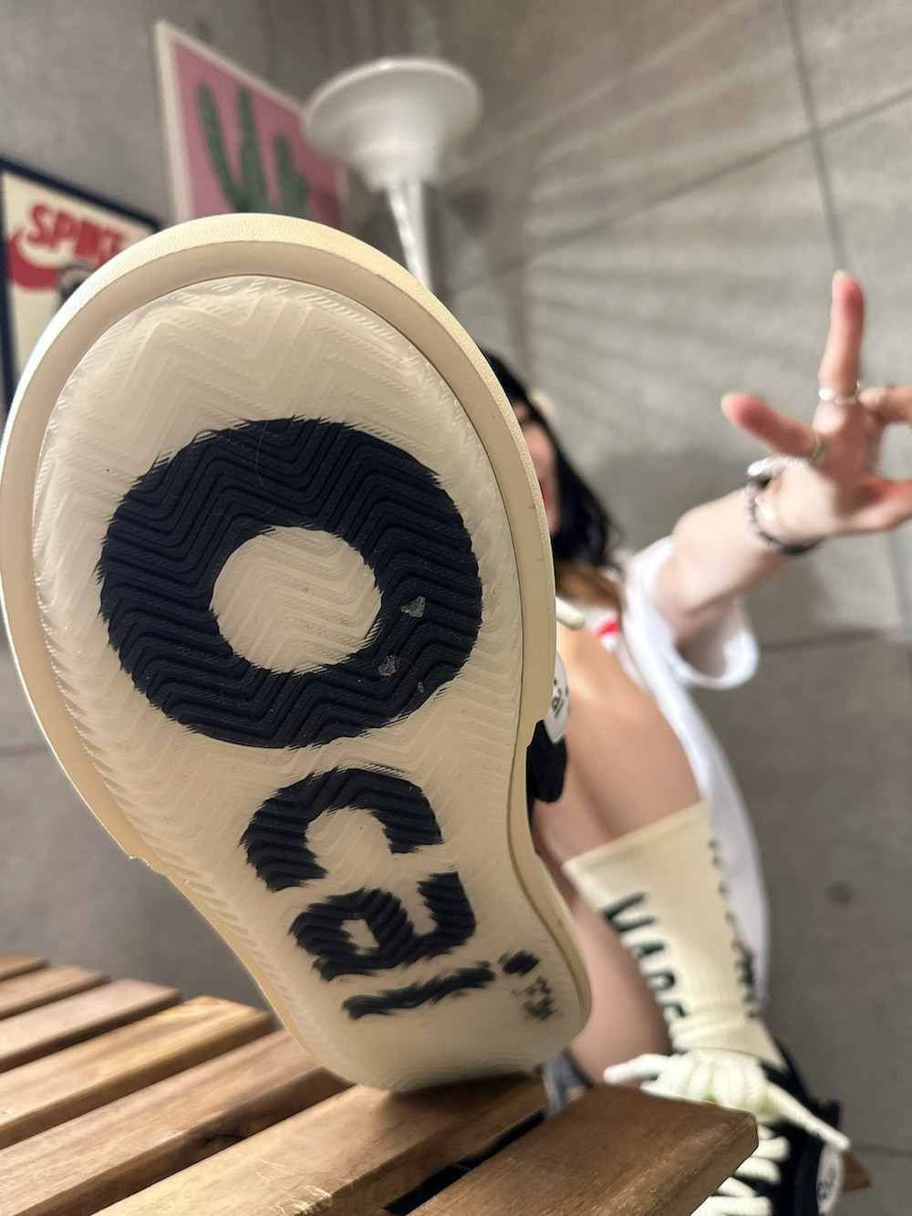 ベージュ系のスニーカー、ベージュ系のソックス/靴下、ベージュ系のヘッドフォン/イヤホンを着用したレディースの夏コーディネートの4枚目の写真