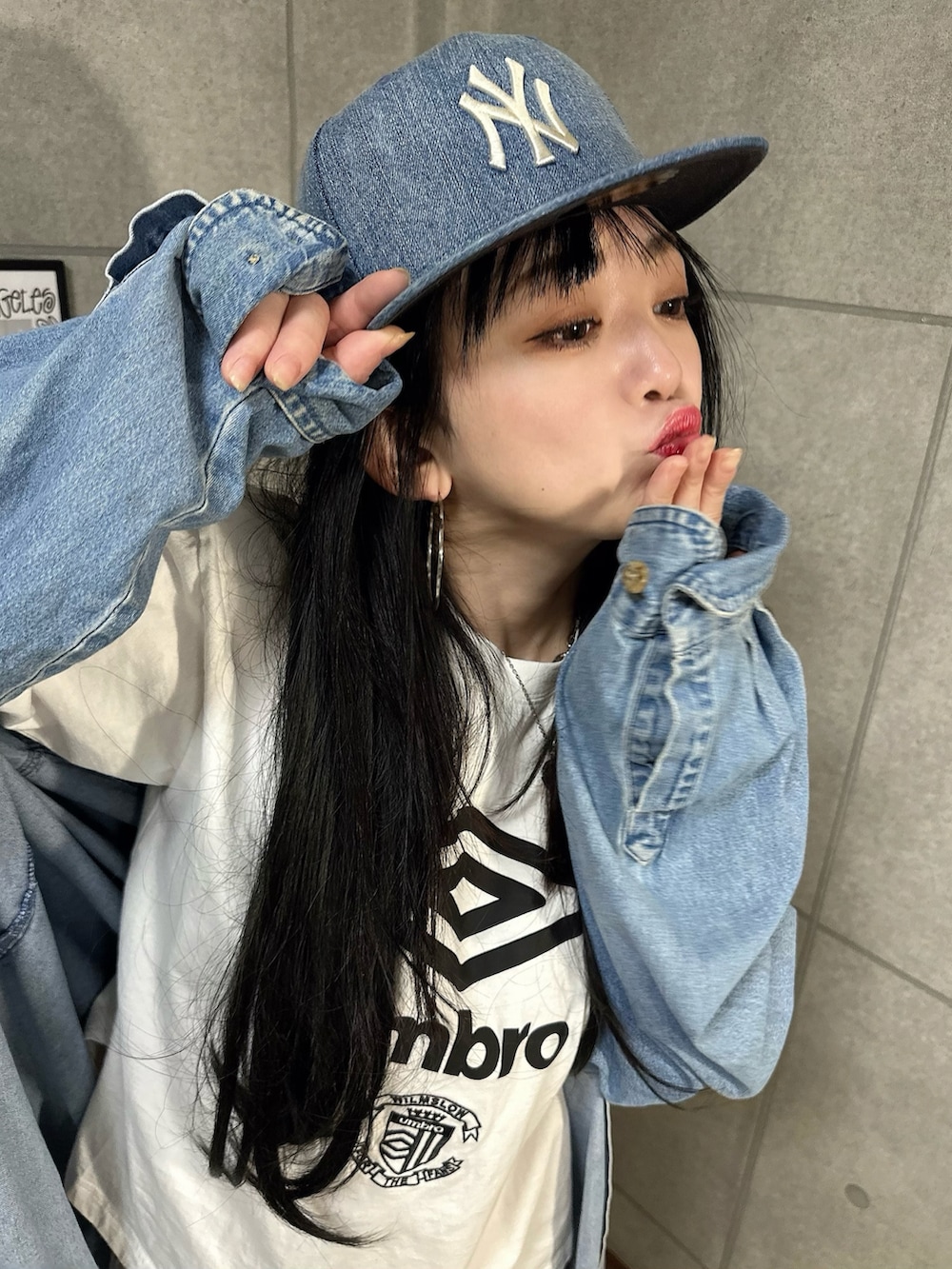 ホワイト系のTシャツ/カットソー、ブルー系のシャツ/ブラウス、ブルー系のスニーカーを着用したレディースの秋コーディネートの2枚目の写真