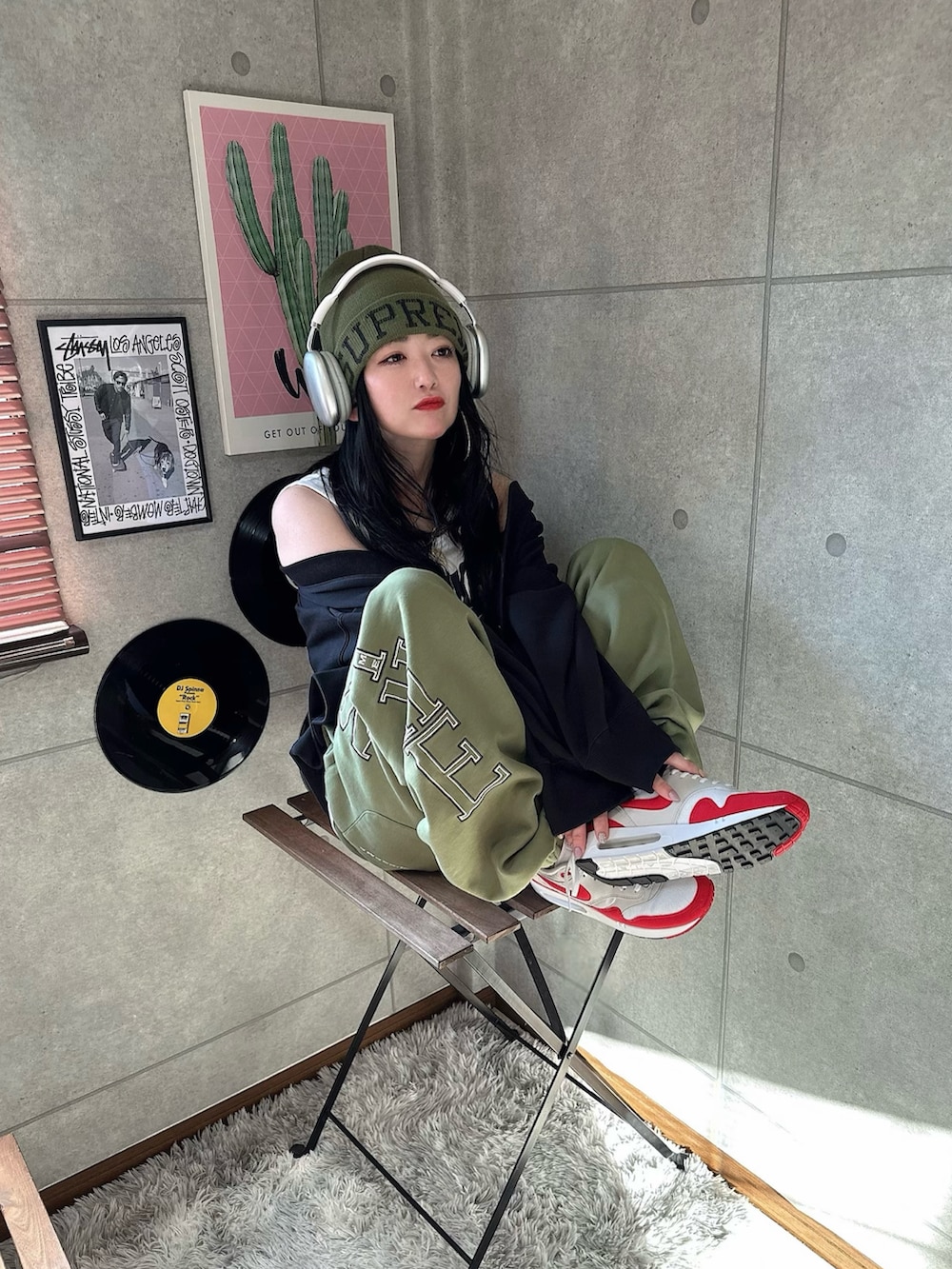 その他のスウェットパンツ、ホワイト系のタンクトップ、レッド系のスニーカーを着用したレディースの秋コーディネートの2枚目の写真