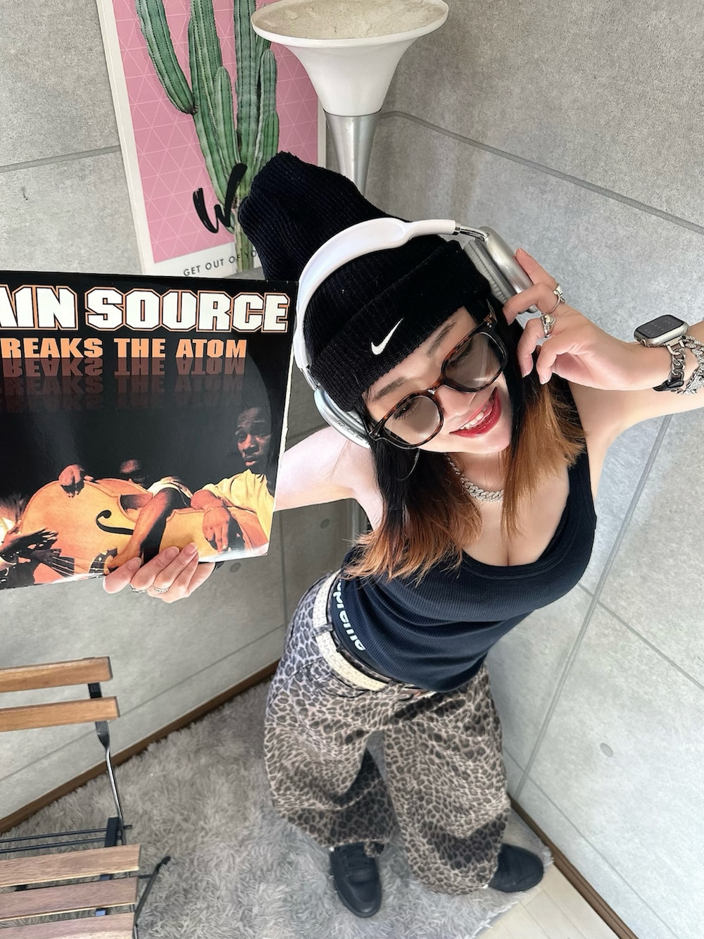 ブラウン系のデニムパンツ、ブラック系のスニーカー、ブラック系のニットキャップ/ビーニーを着用したレディースの夏コーディネートの2枚目の写真