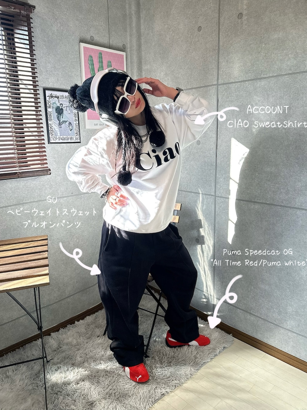 レッド系のスニーカー、ホワイト系のスウェット、ブラック系のスウェットパンツを着用したレディースの秋コーディネートの2枚目の写真
