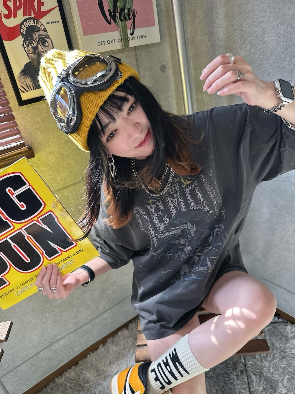 グレー系のTシャツ/カットソー、イエロー系のスニーカー、ベージュ系のソックス/靴下を着用したレディースの春コーディネートの3枚目の写真